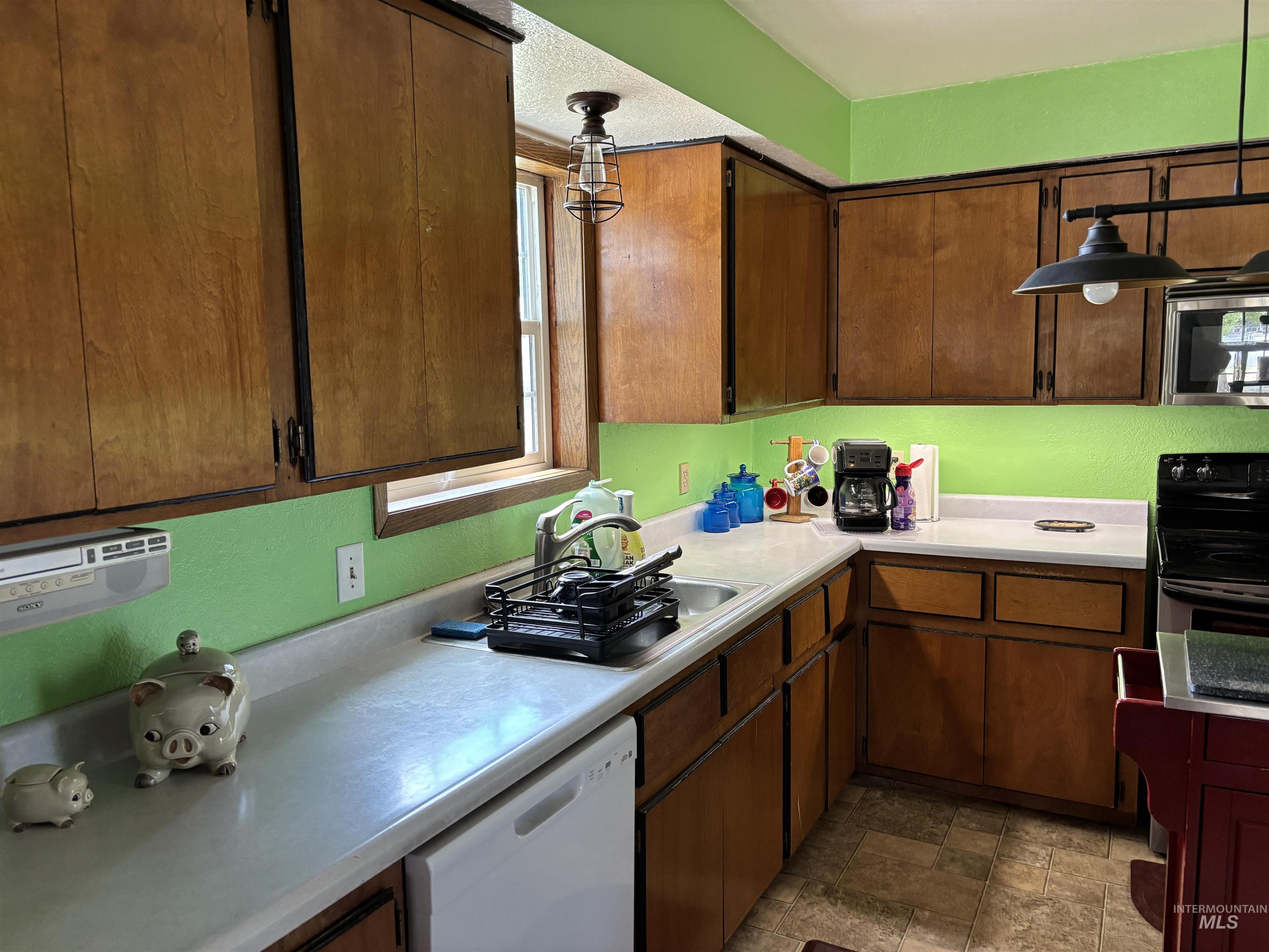 704 Villard Property Photo 4
