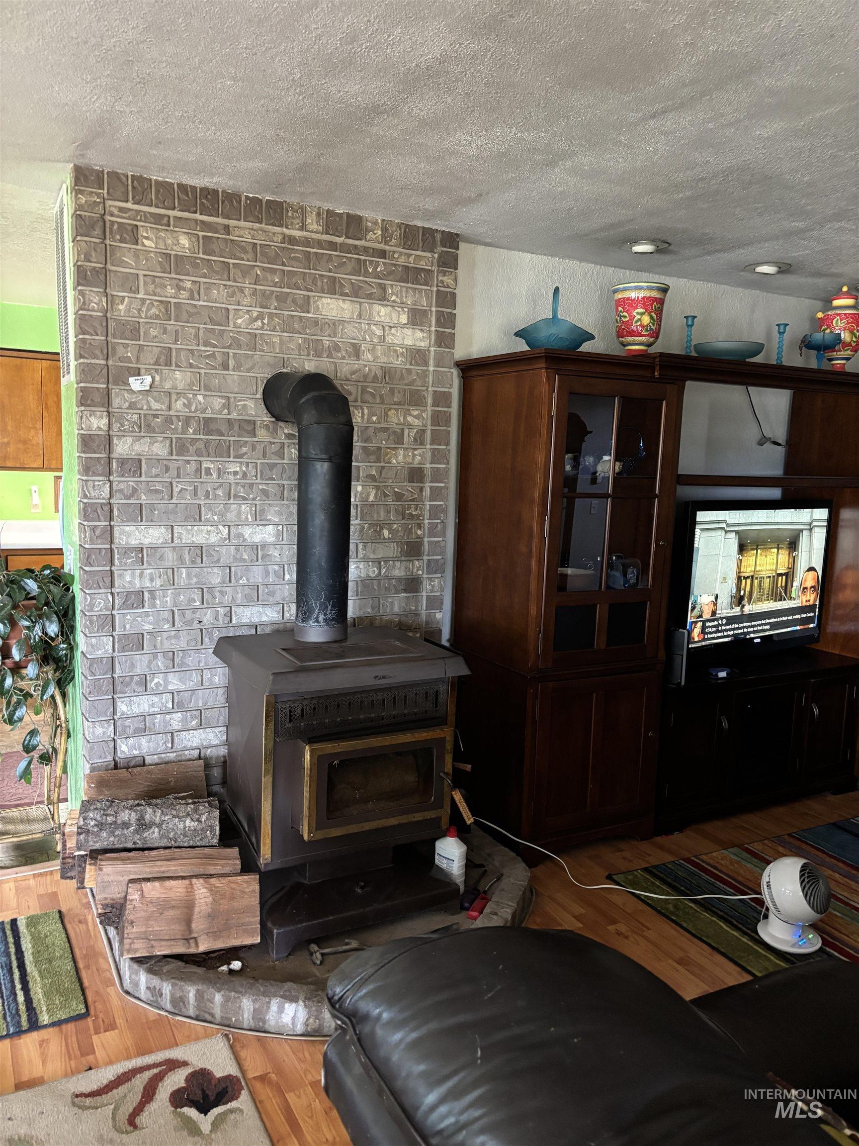 704 Villard Property Photo 8