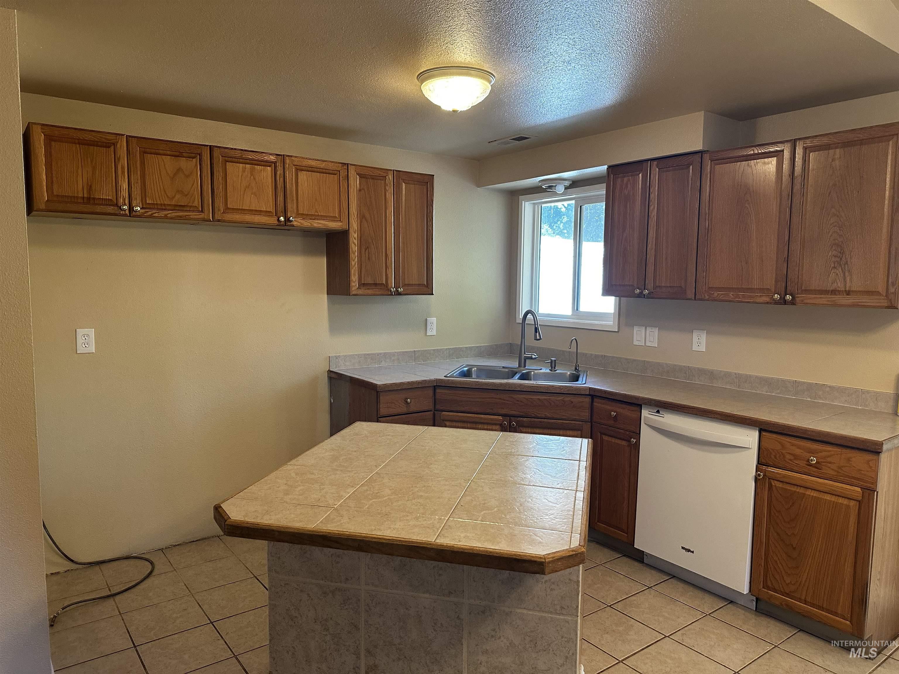 1009 Poppy Dr Property Photo 3