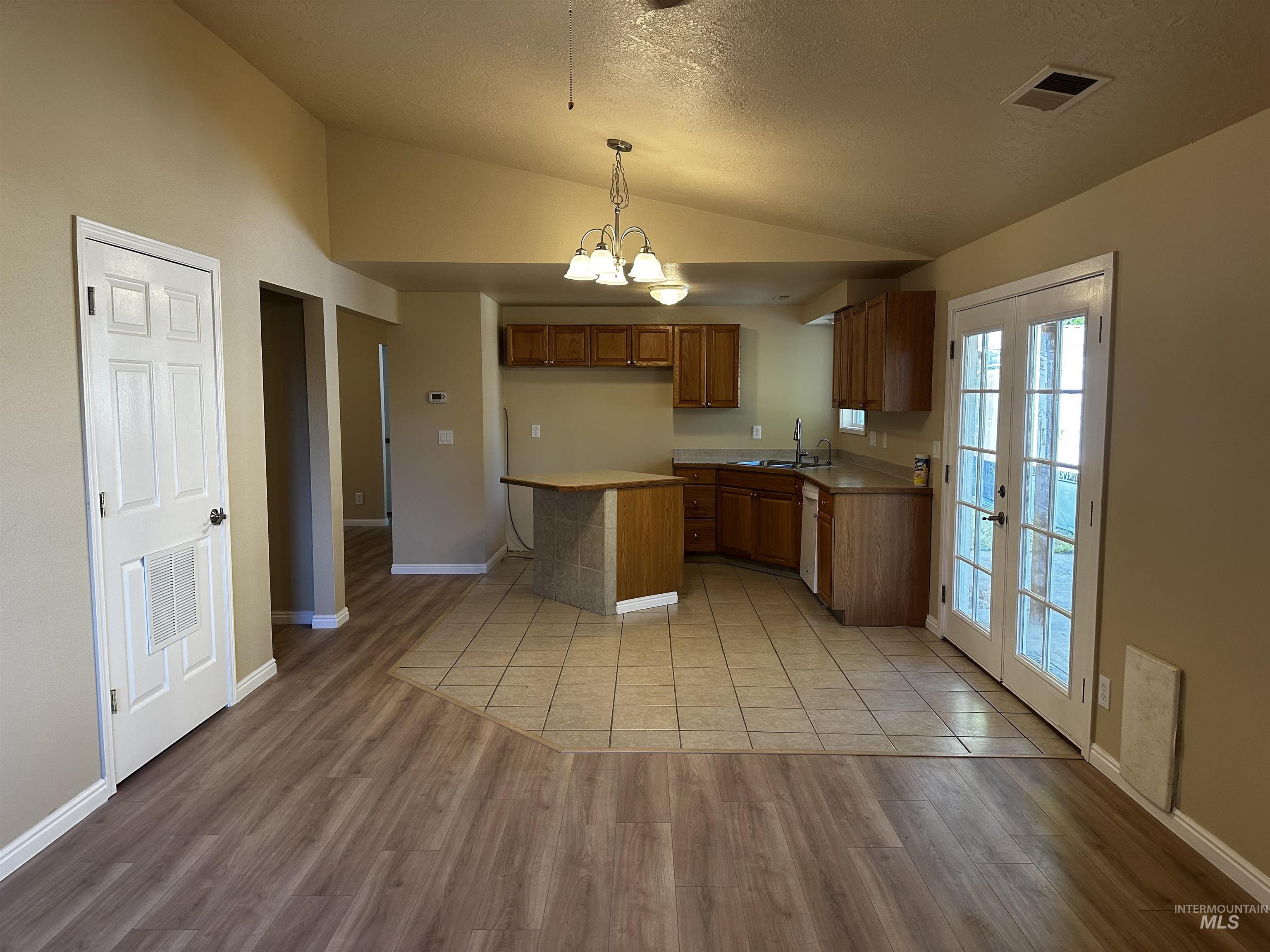 1009 Poppy Dr Property Photo 5