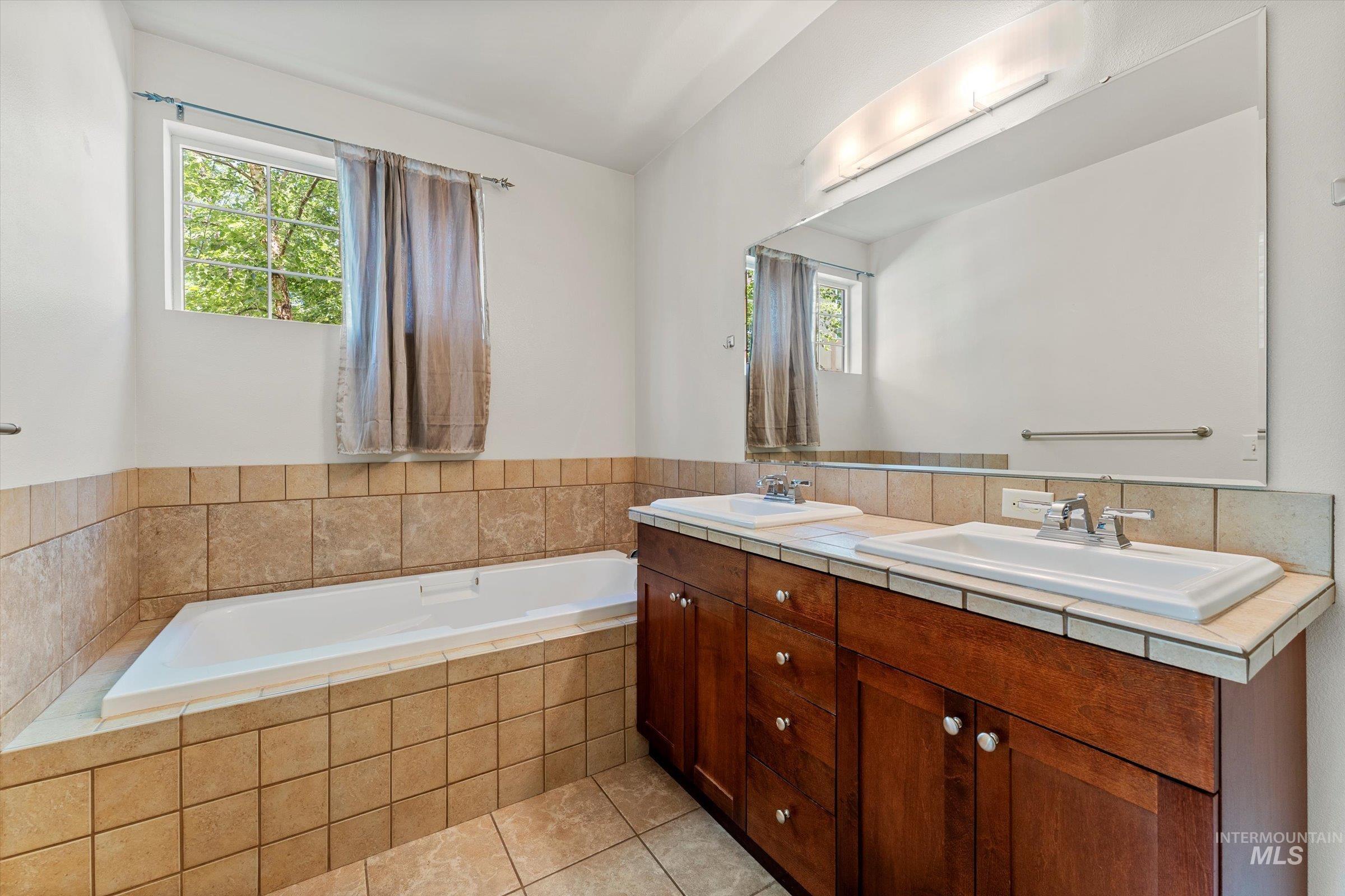1244 E Winding Creek Drive Property Photo 12