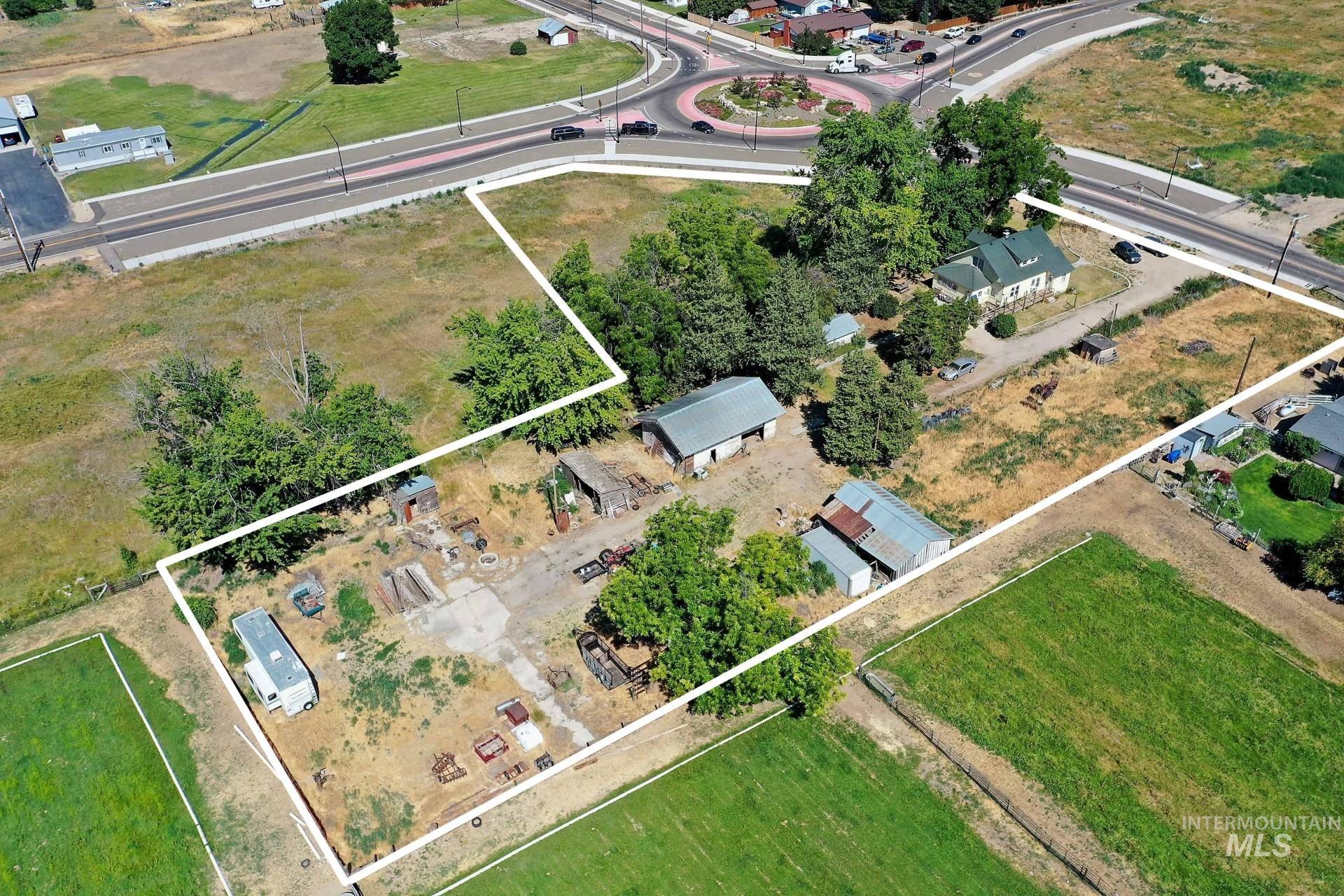 3123 E Victory Road Property Photo 4