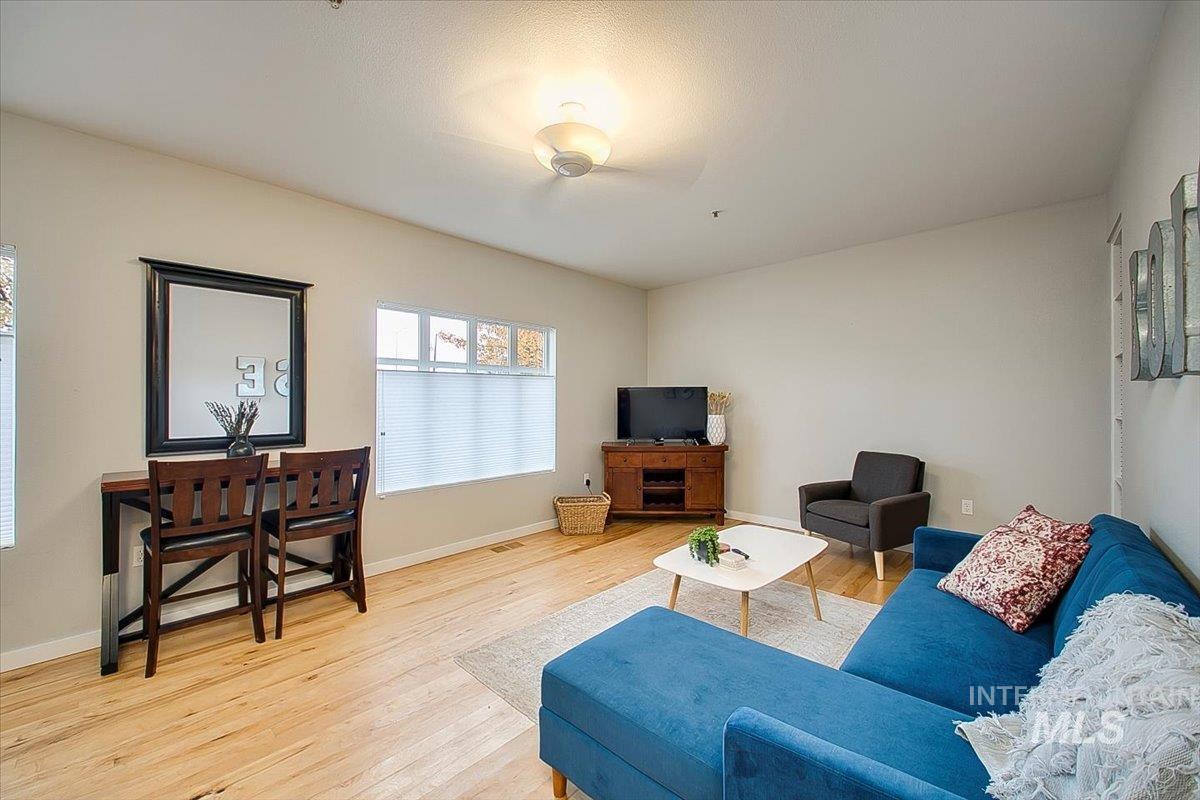 1463 W Grand Ave #104 Property Photo 11