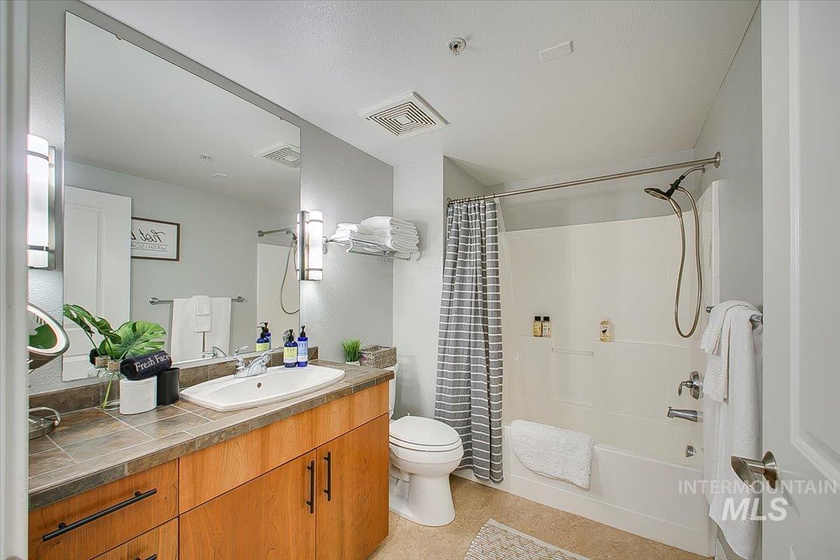 1463 W Grand Ave #104 Property Photo 31