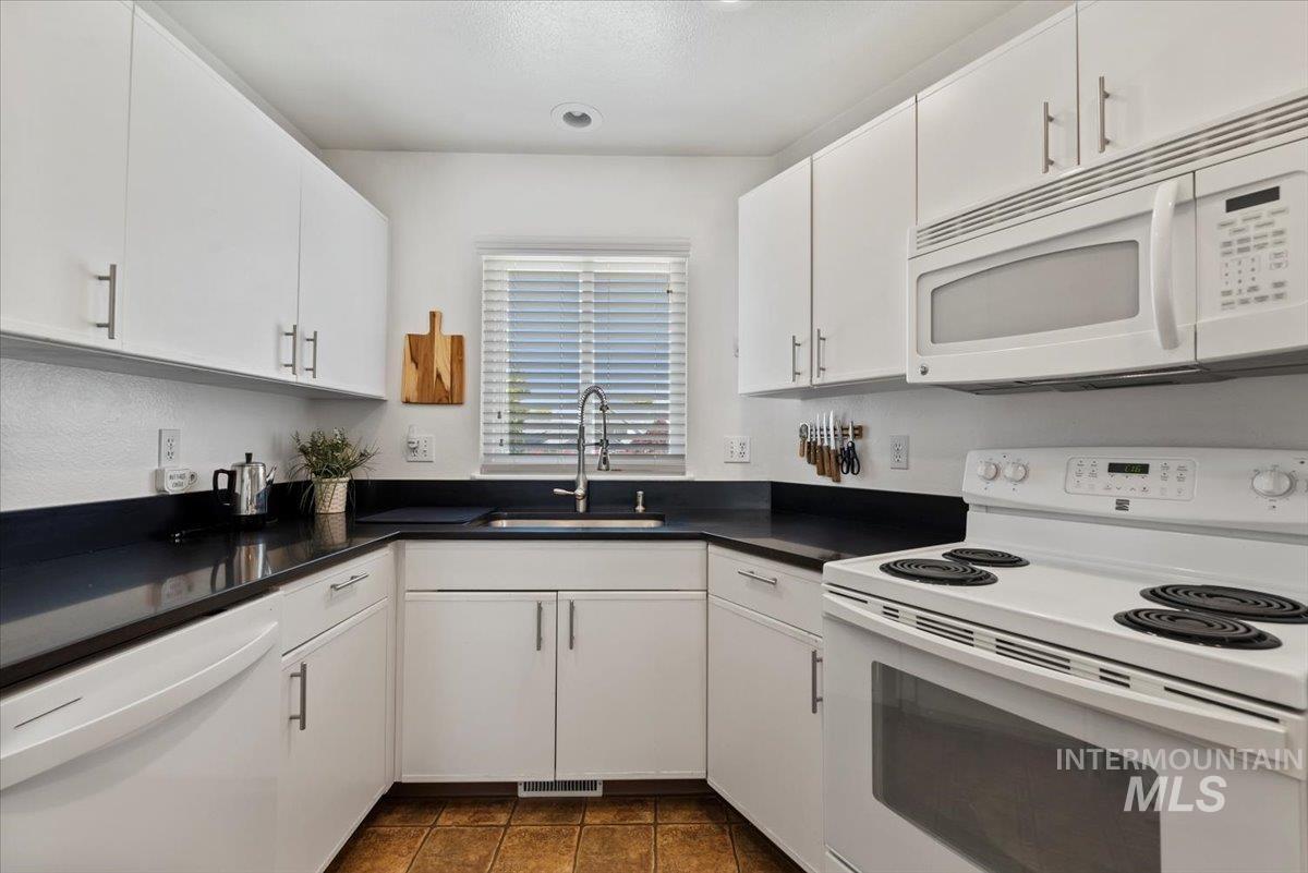 5500 S Adonis Place Property Photo 10