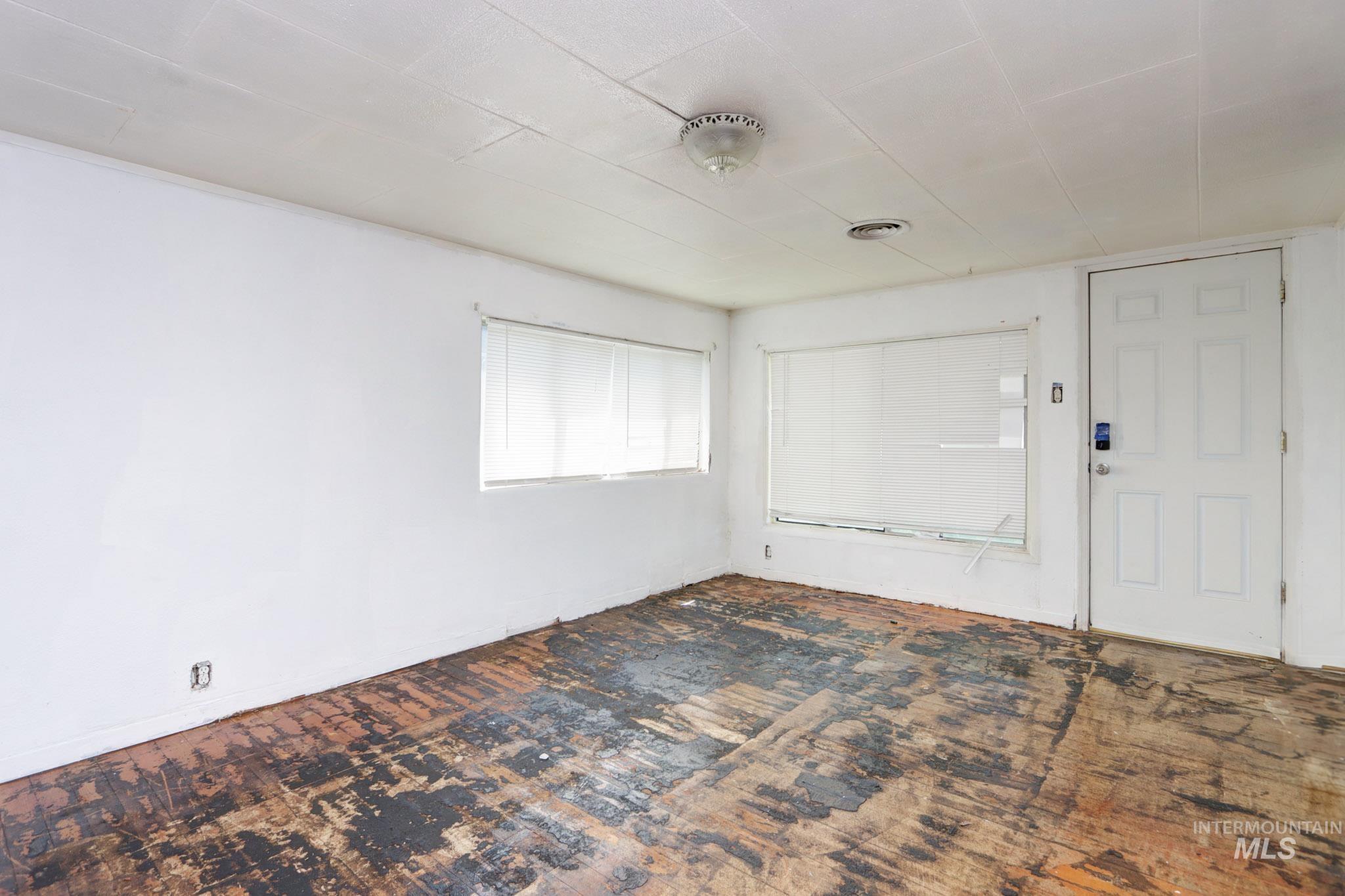 146 Nw 9th St Property Photo 2