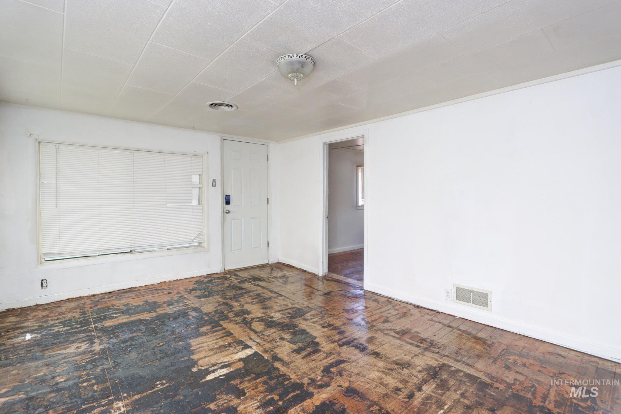 146 Nw 9th St Property Photo 3