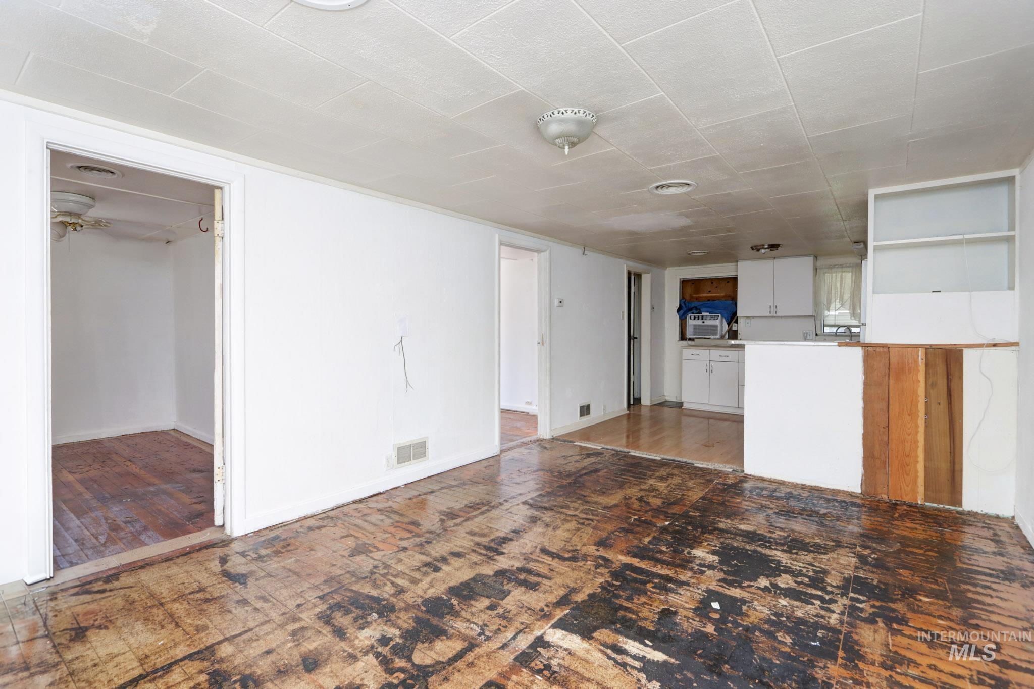 146 Nw 9th St Property Photo 4