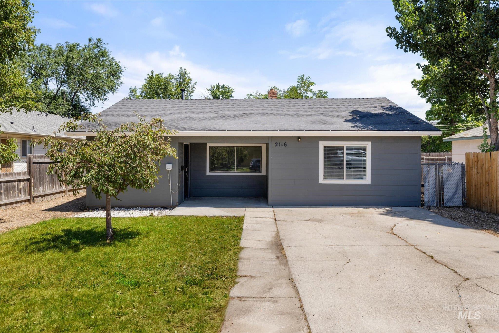 2116 S Longmont Ave Property Photo 2