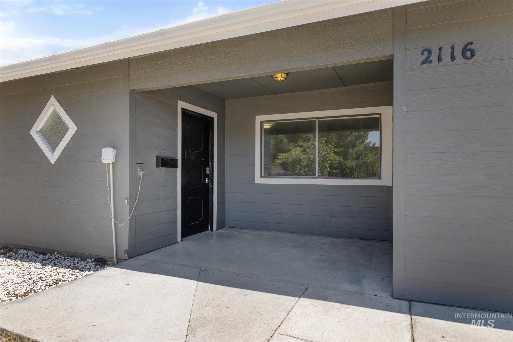 2116 S Longmont Ave Property Photo 3