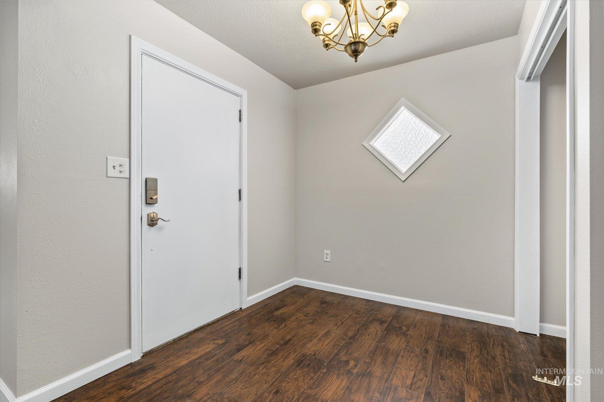 2116 S Longmont Ave Property Photo 4
