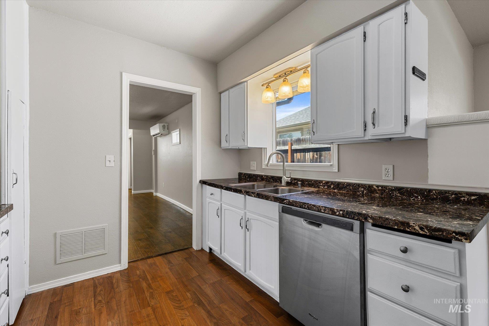 2116 S Longmont Ave Property Photo 10