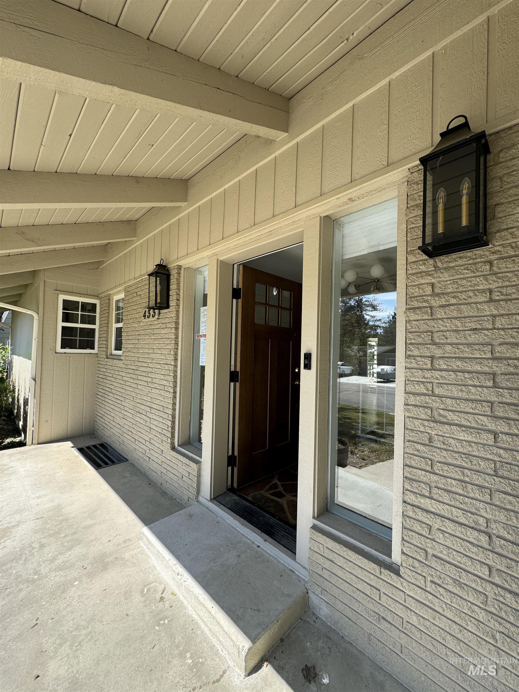 433 N Rene Pl. Property Photo 2