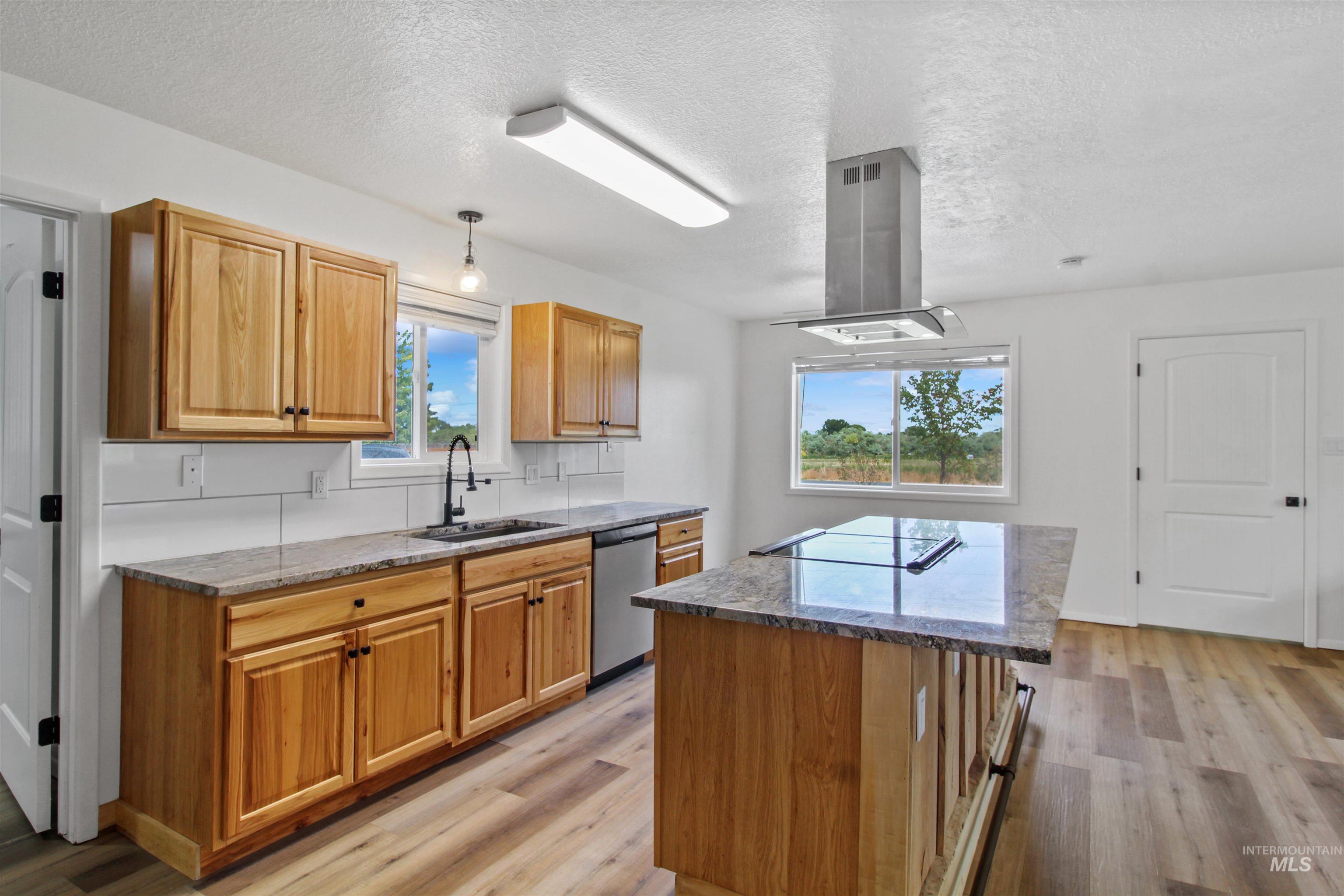860 Grandview Dr. Property Photo 6