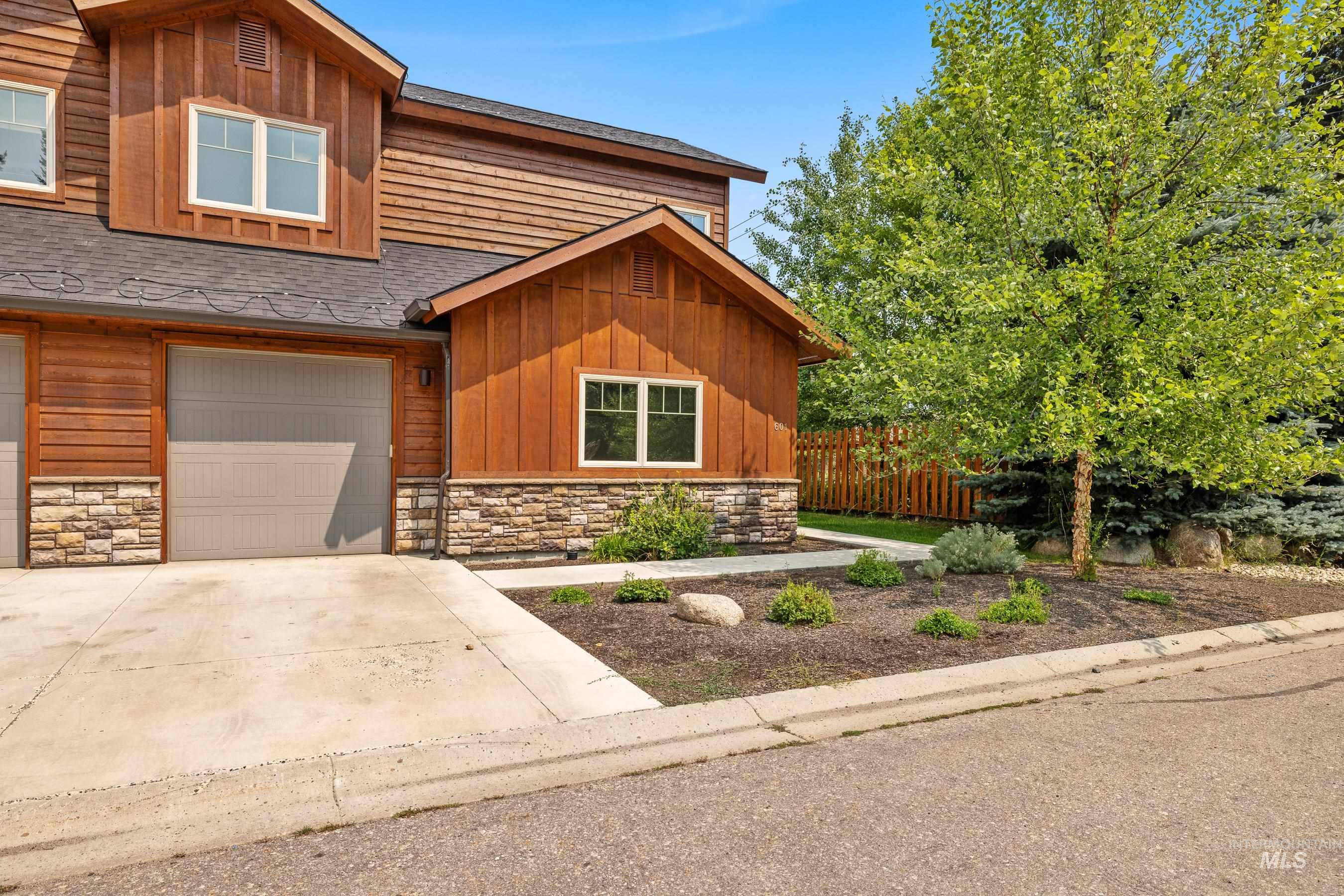601 Bluewater Circle Property Photo 1