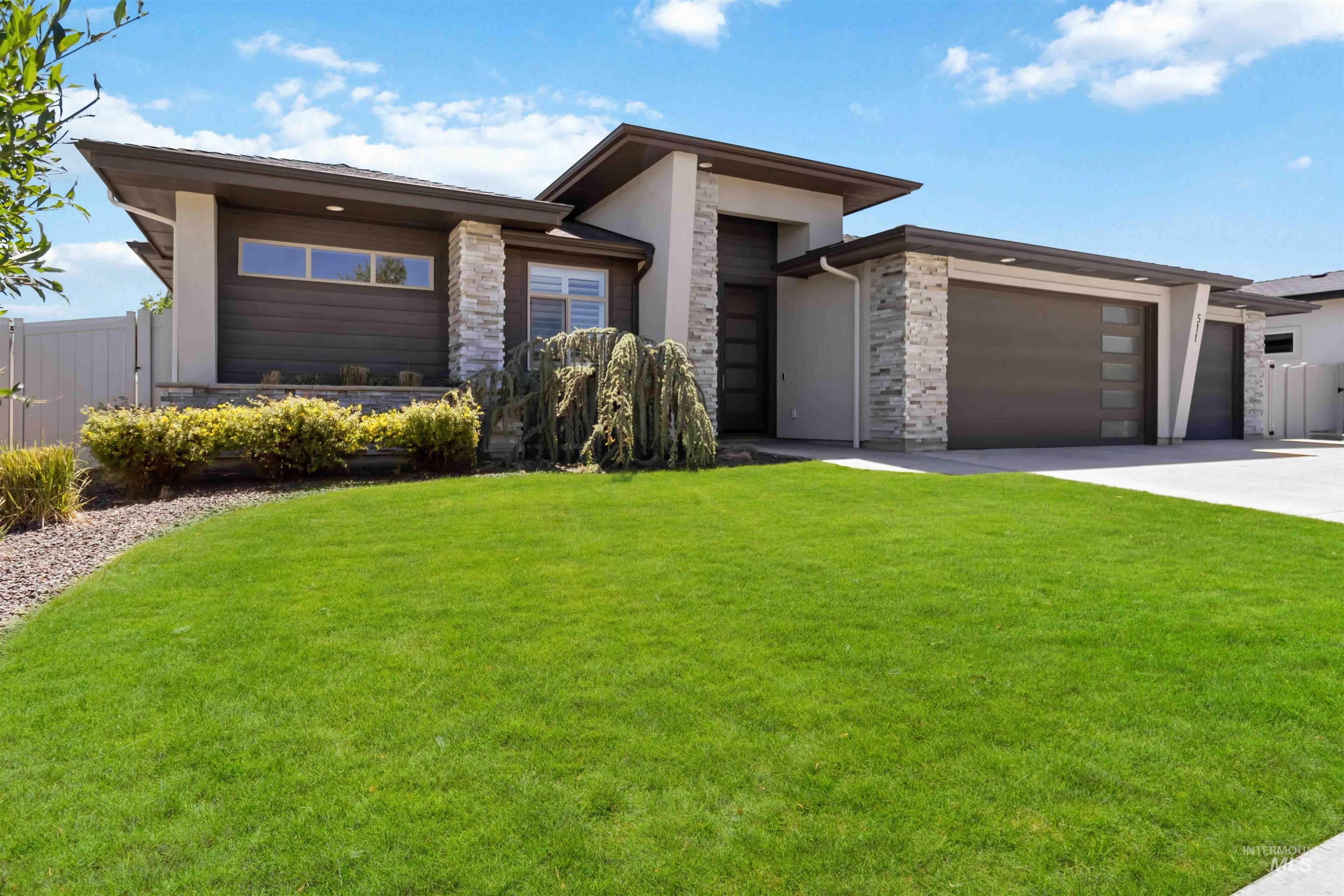 511 W Oak Springs Dr Property Photo 1