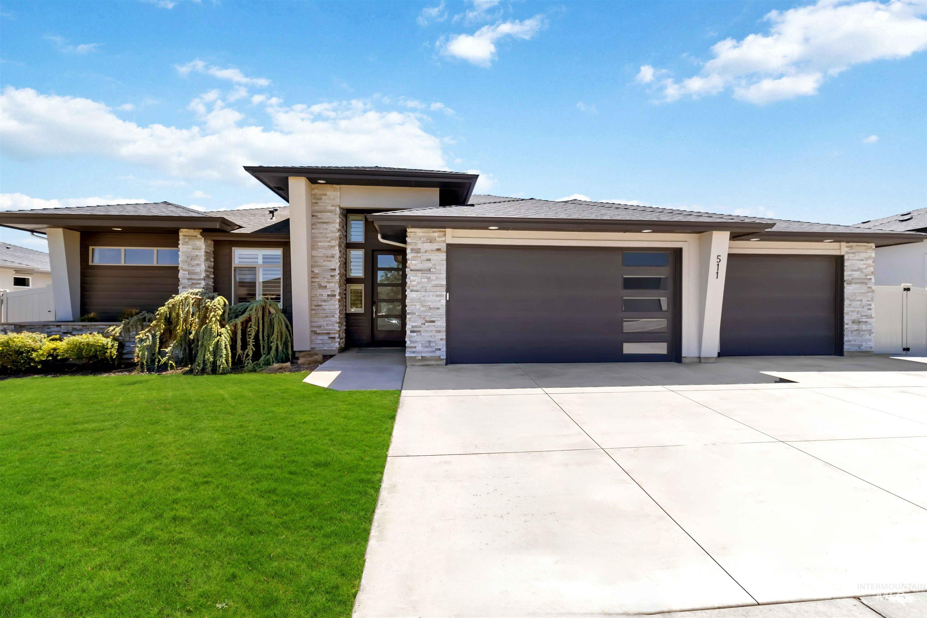 511 W Oak Springs Dr Property Photo 2