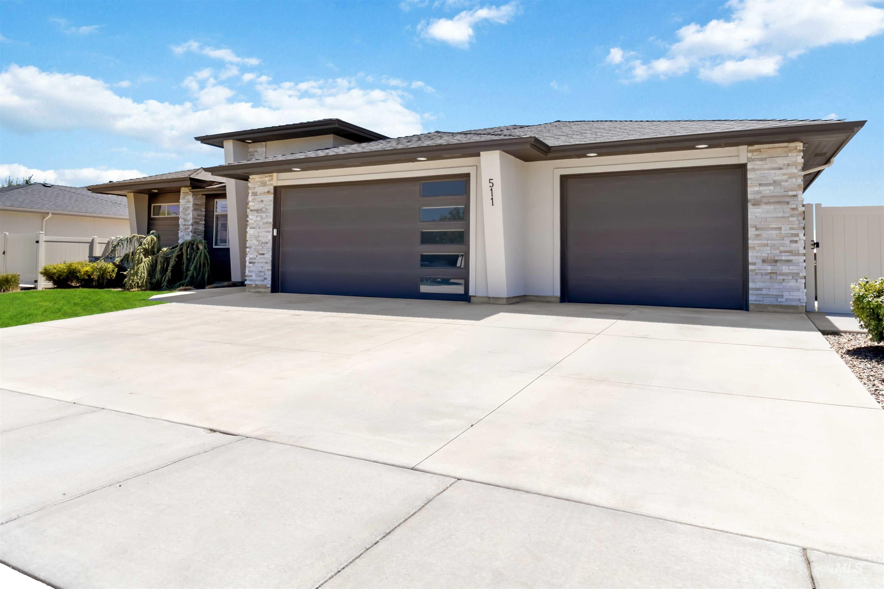 511 W Oak Springs Dr Property Photo 3