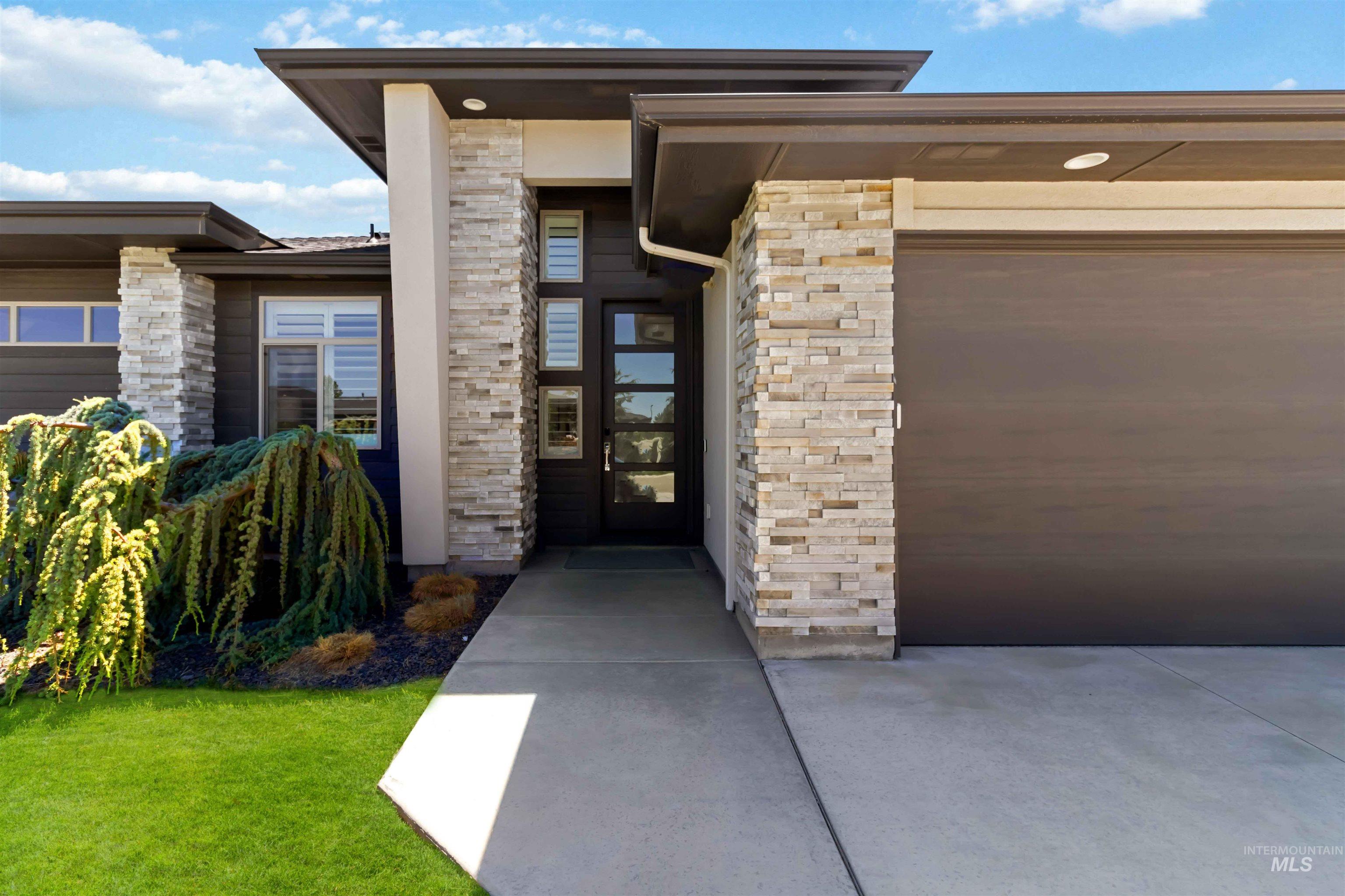 511 W Oak Springs Dr Property Photo 4