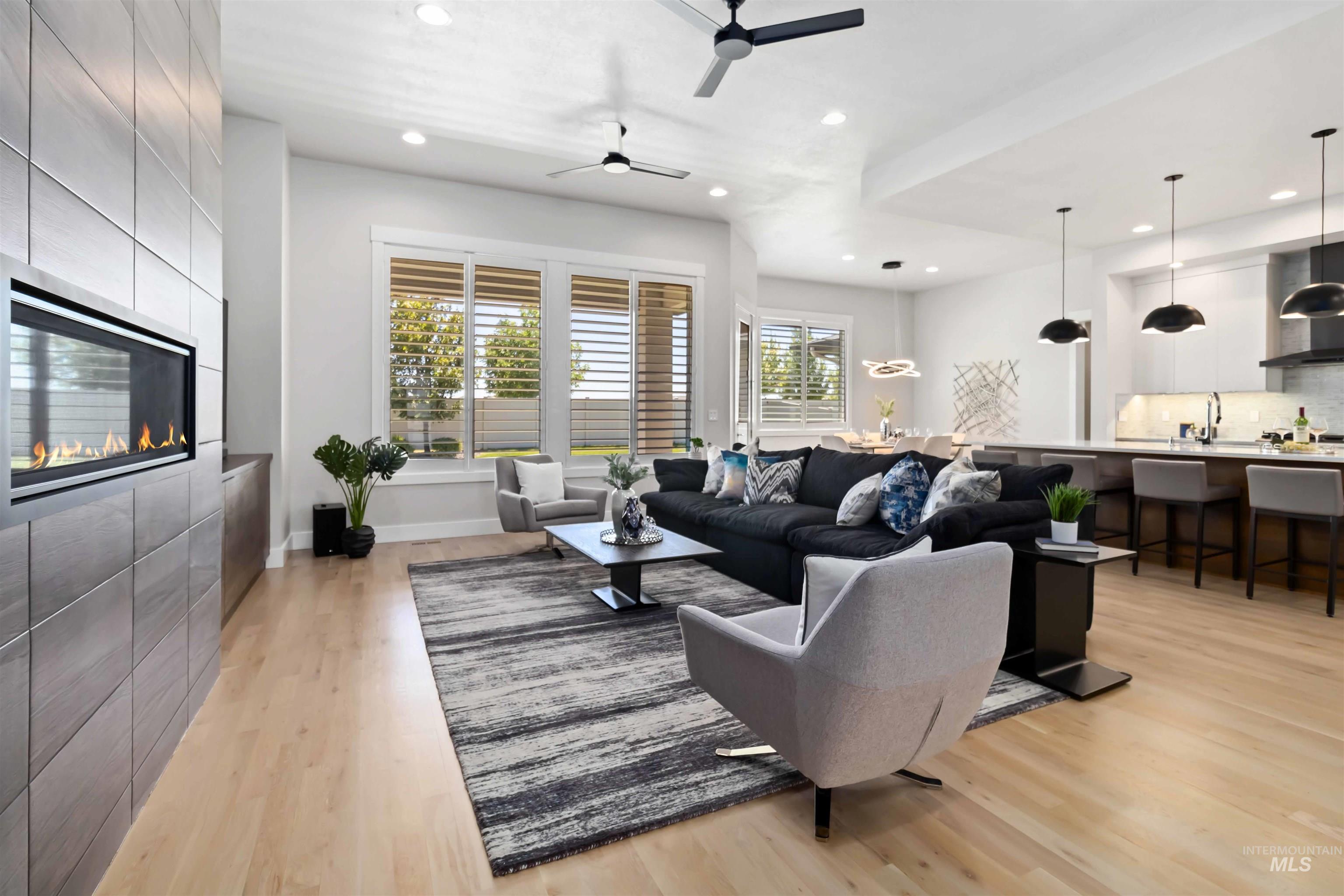 511 W Oak Springs Dr Property Photo 6