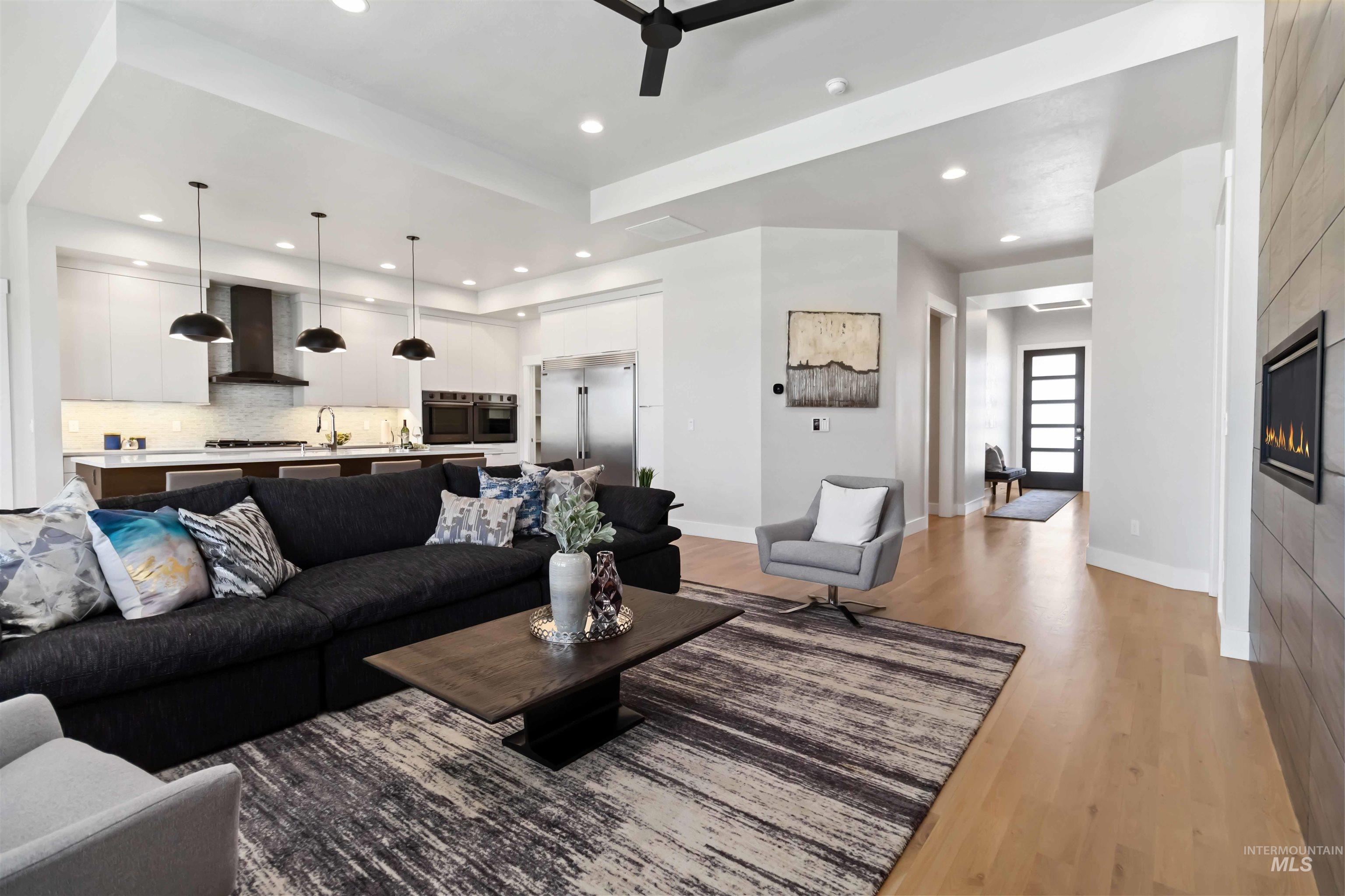 511 W Oak Springs Dr Property Photo 8