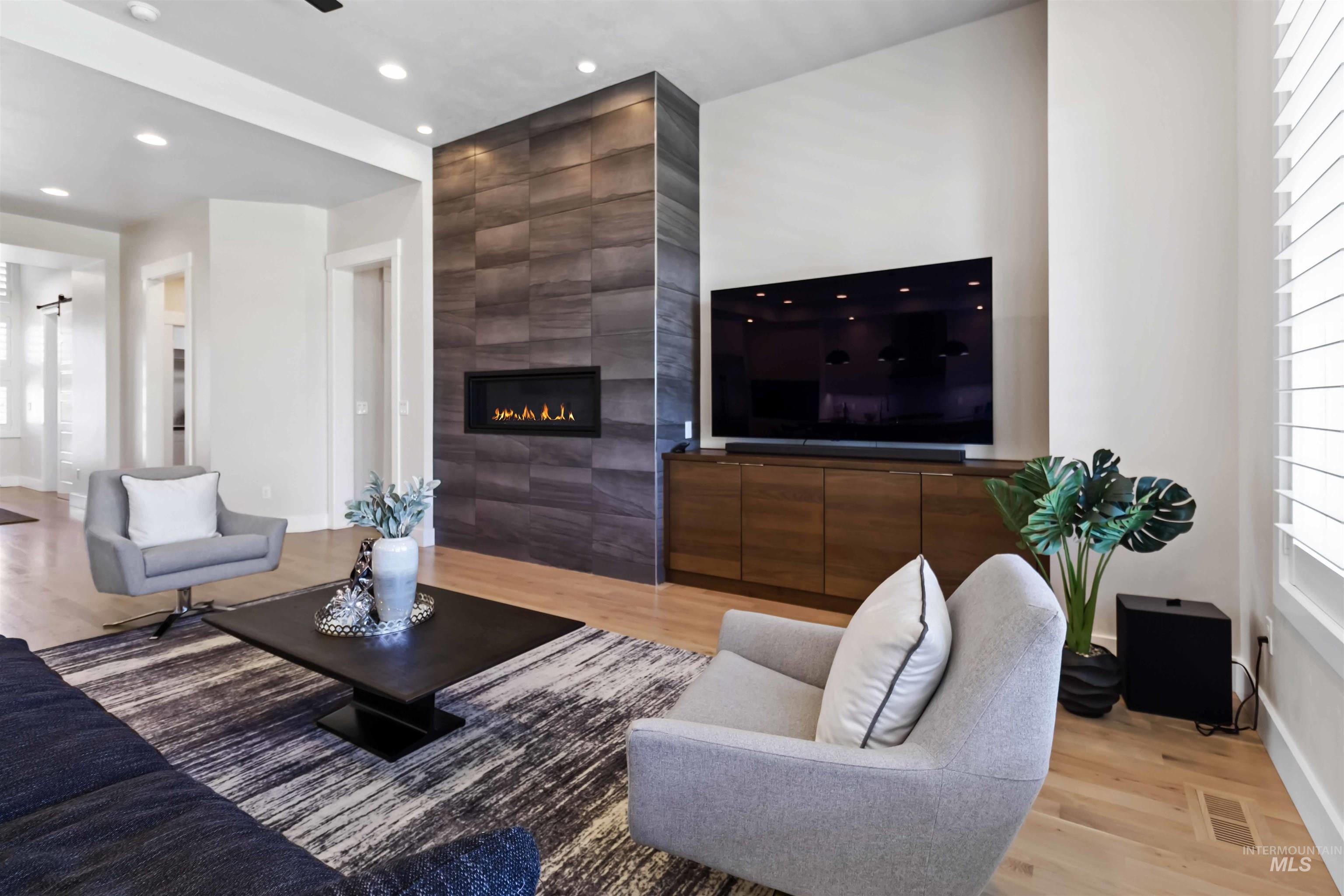 511 W Oak Springs Dr Property Photo 9