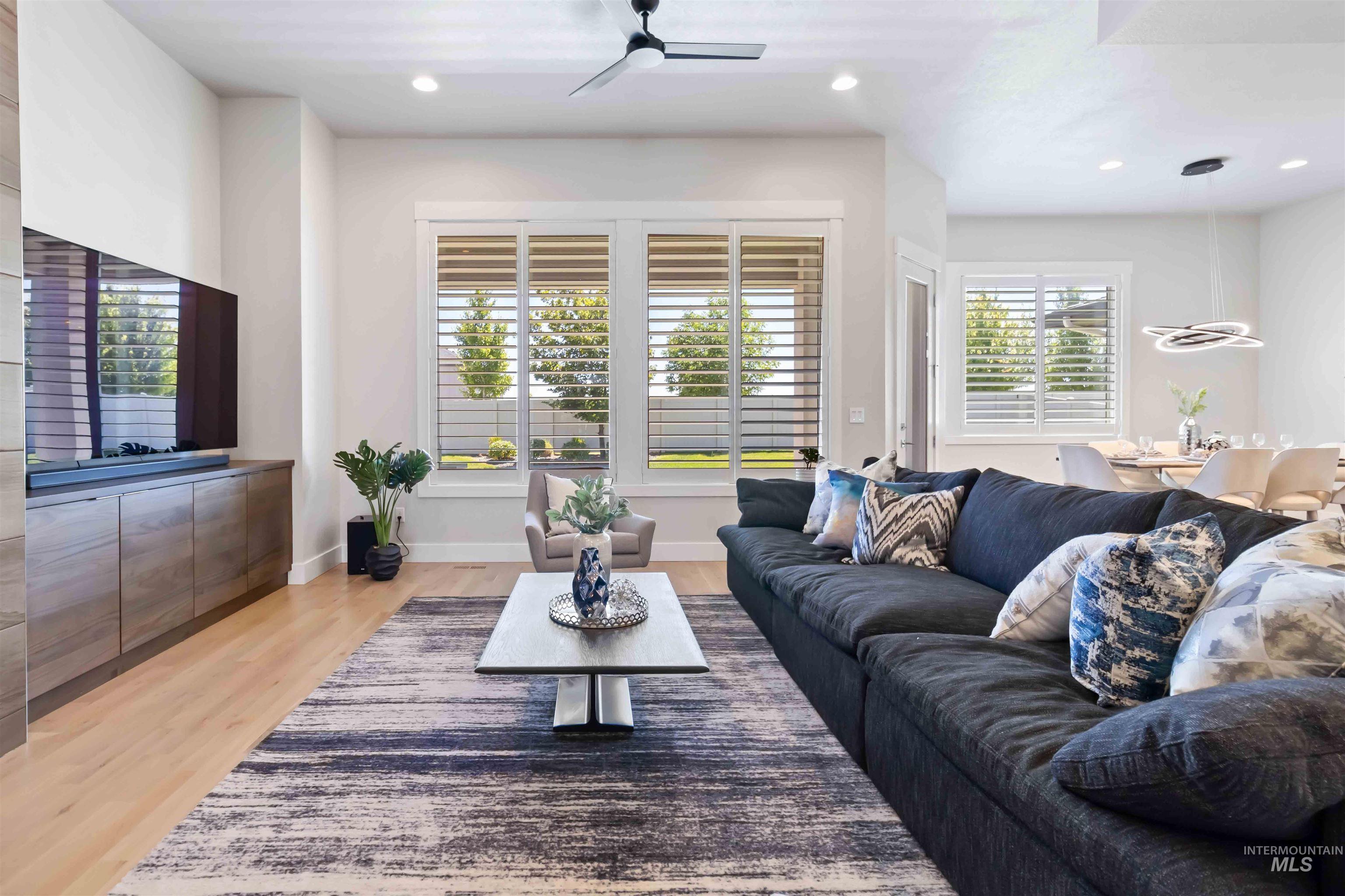 511 W Oak Springs Dr Property Photo 10