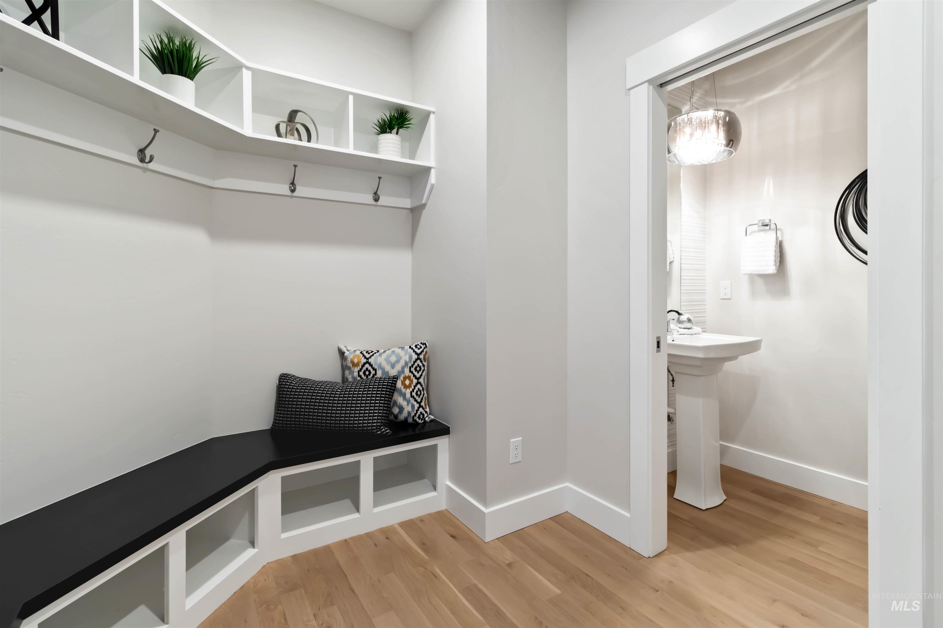 511 W Oak Springs Dr Property Photo 23