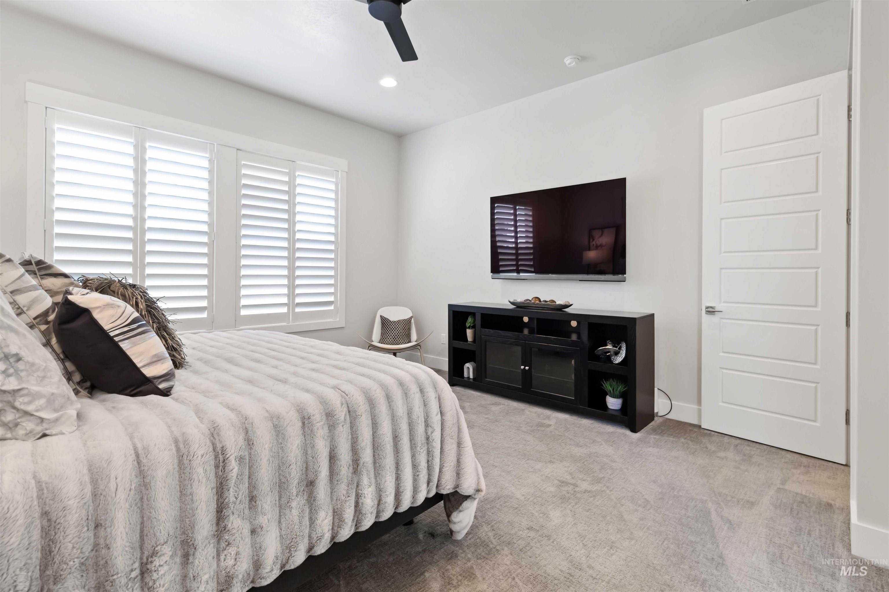 511 W Oak Springs Dr Property Photo 38