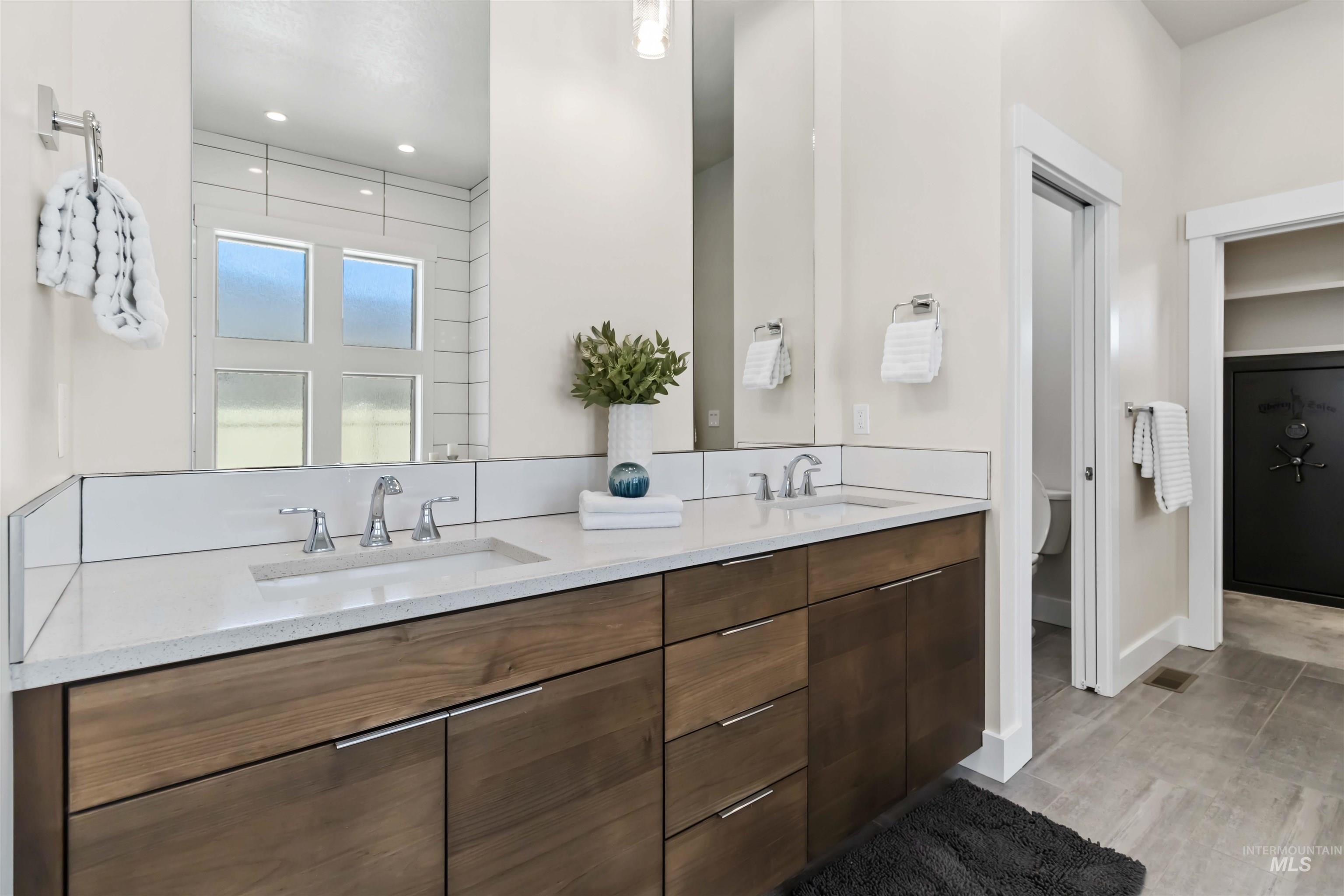 511 W Oak Springs Dr Property Photo 39