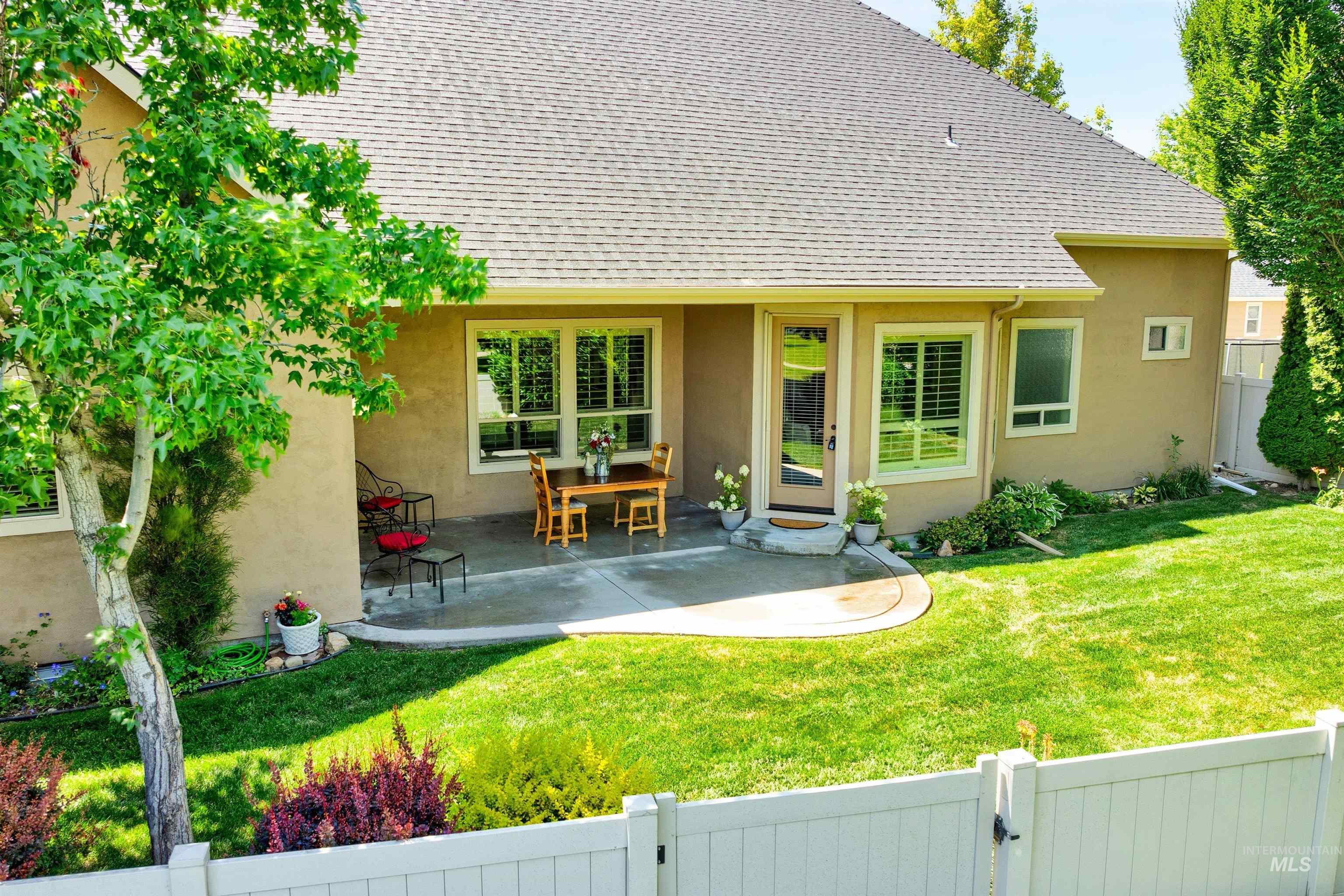 2788 N Fairglen Ave Property Photo 1