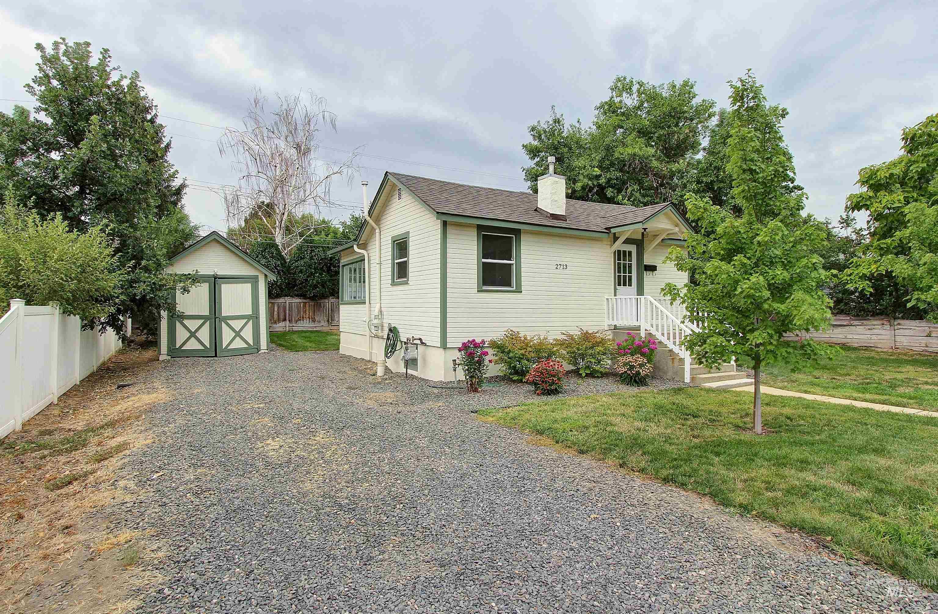 2713 W Wymer St Property Photo 2