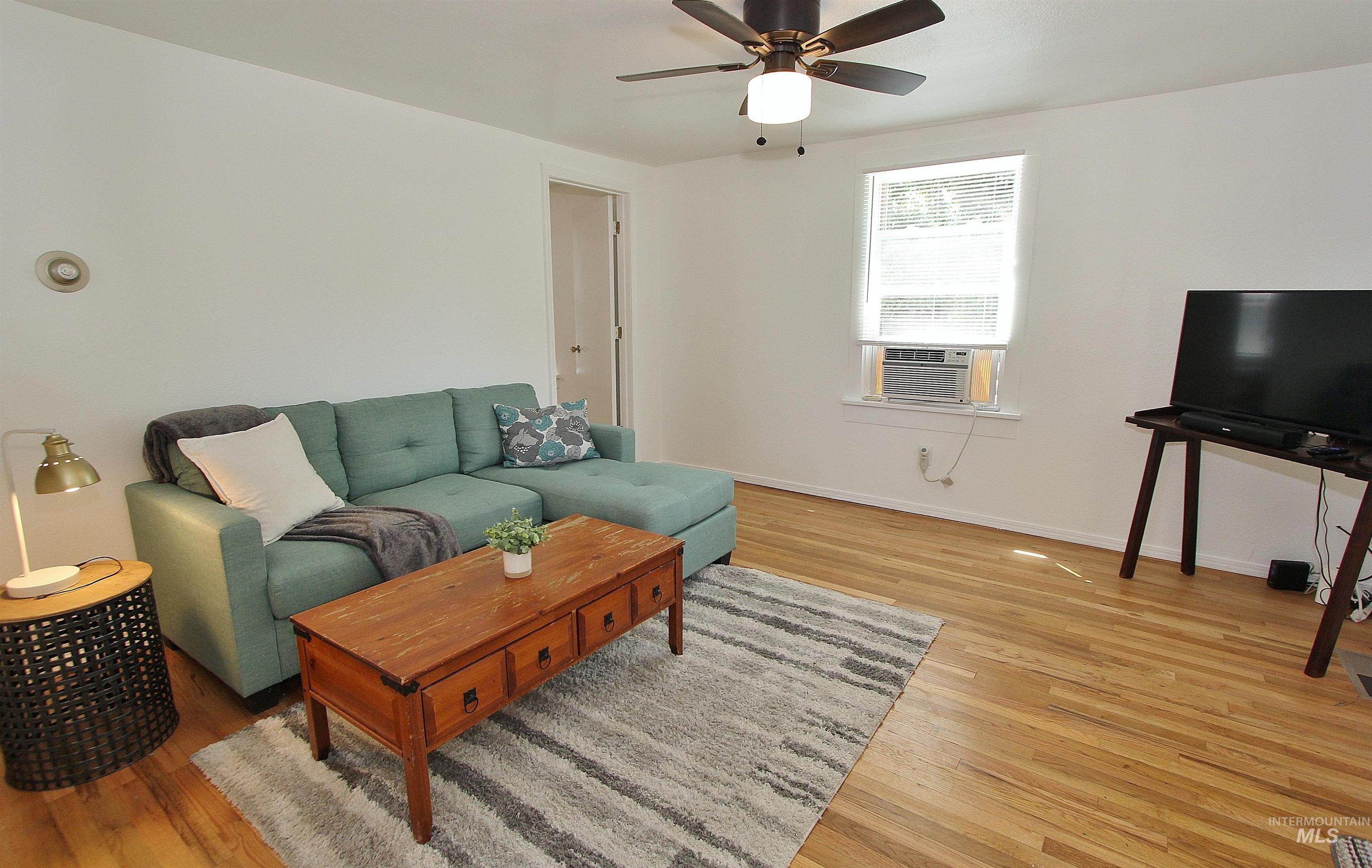 2713 W Wymer St Property Photo 4