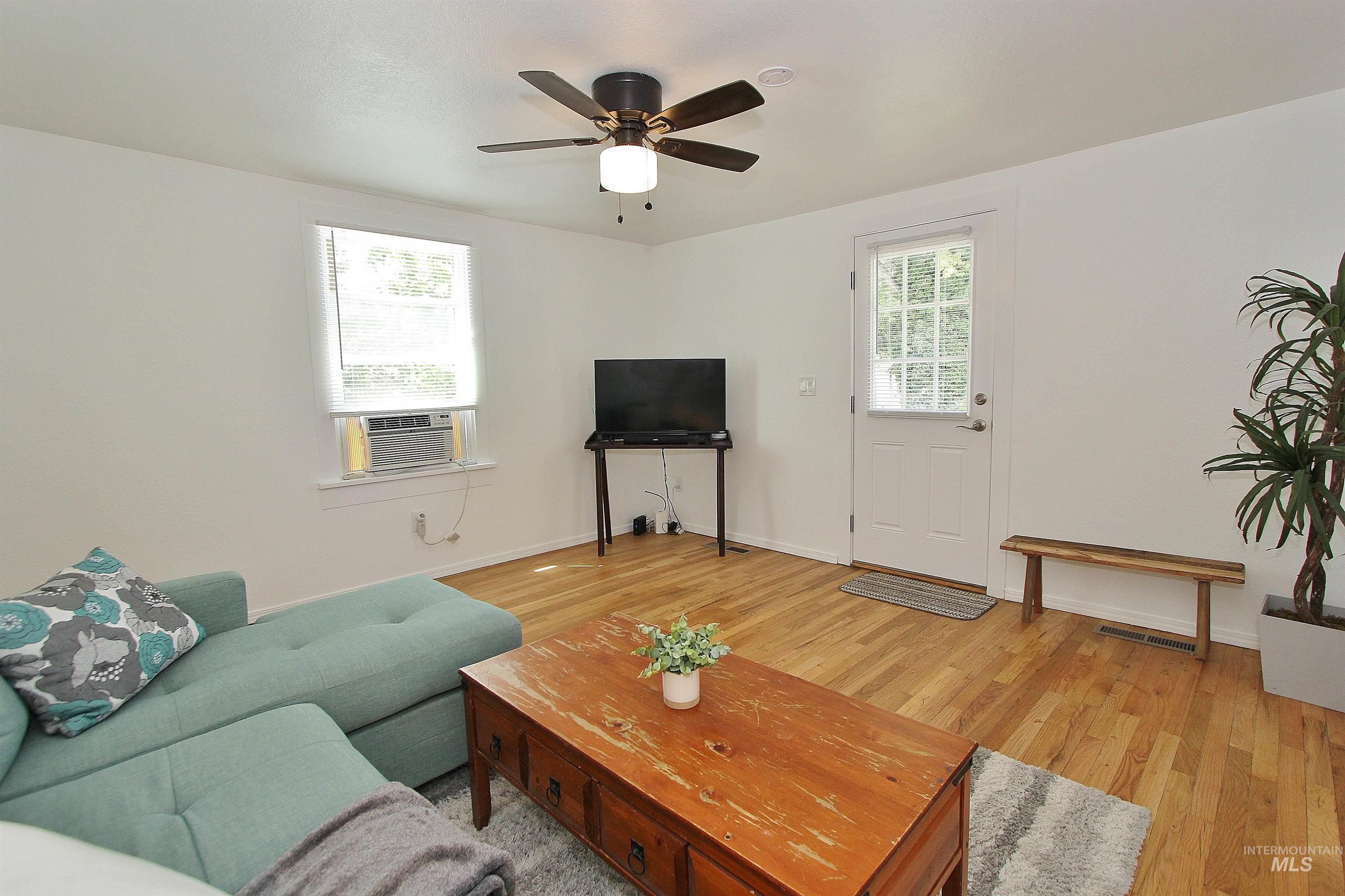 2713 W Wymer St Property Photo 5