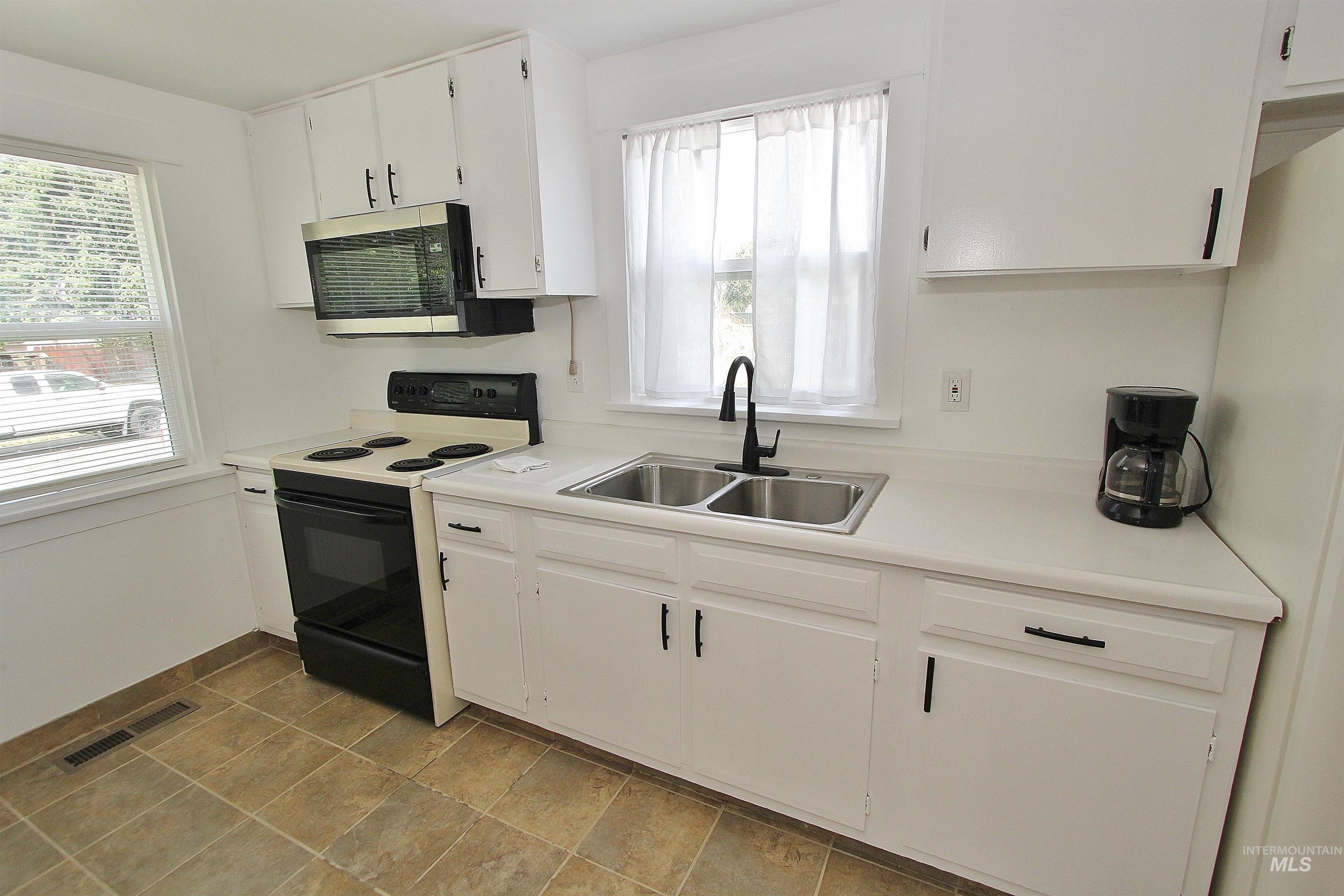 2713 W Wymer St Property Photo 9