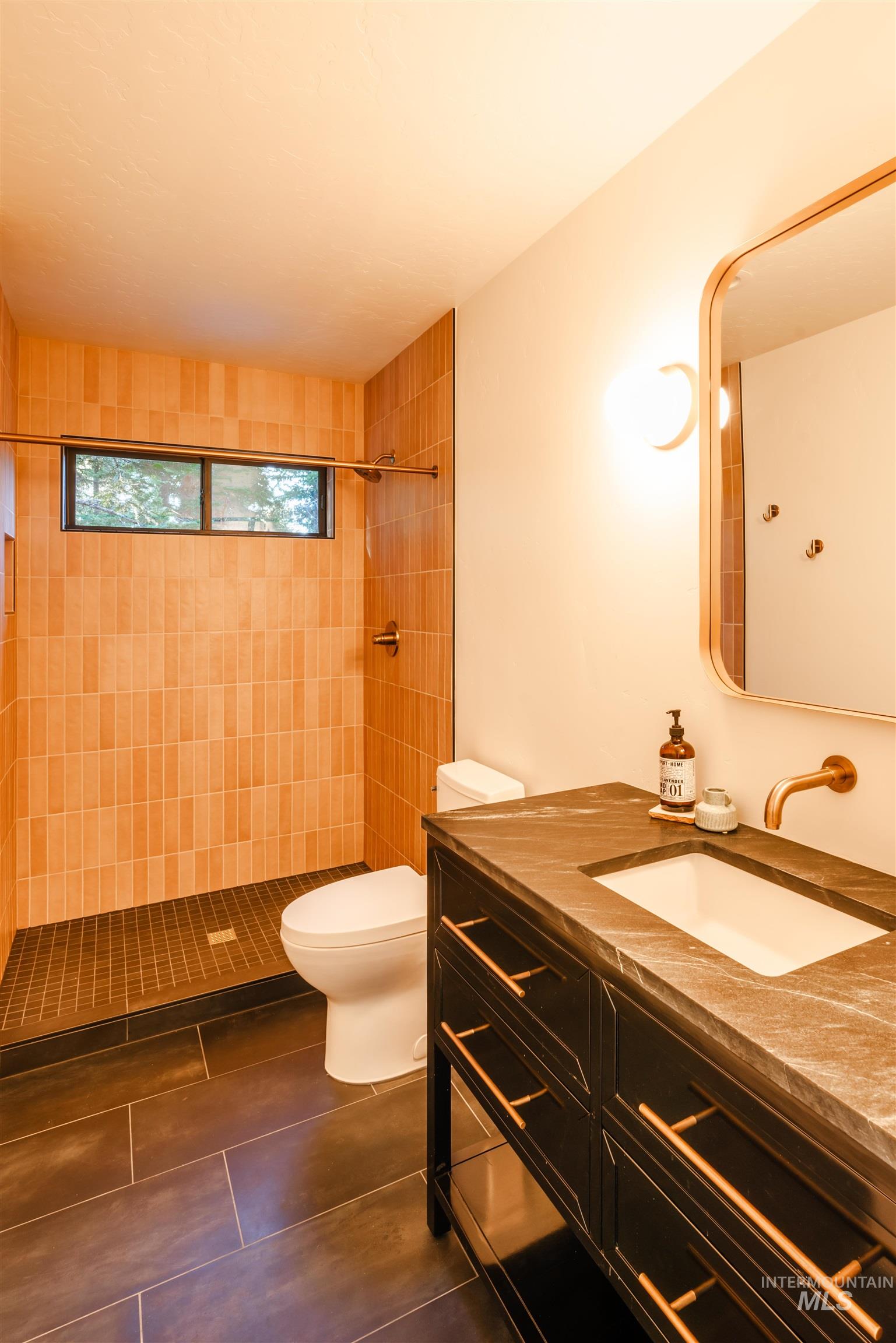 2531 Westwood Dr Property Photo 24