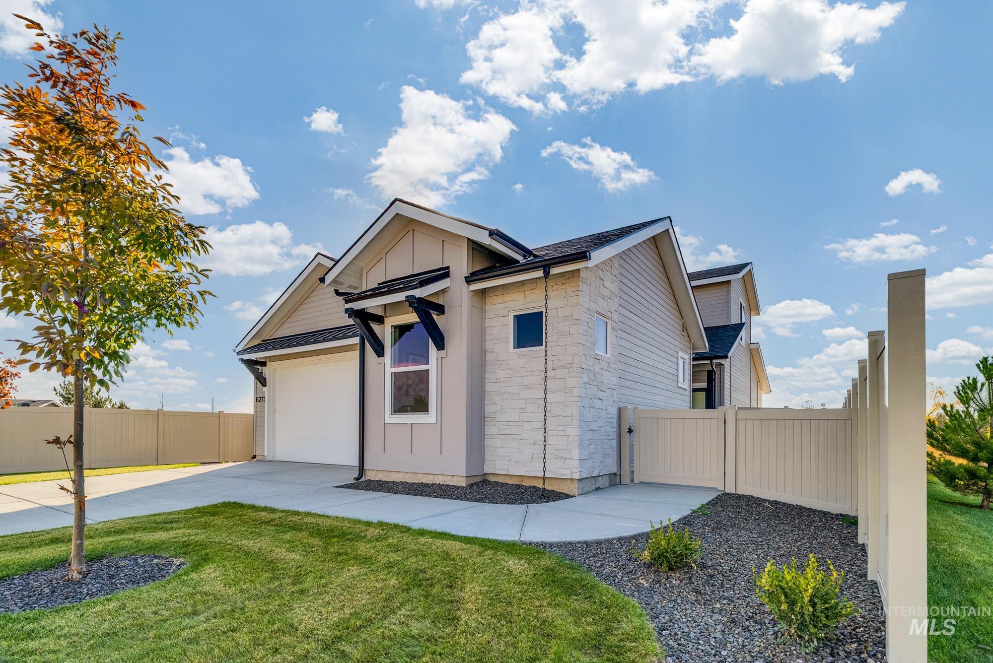 6273 S Binky Ave Property Photo 1