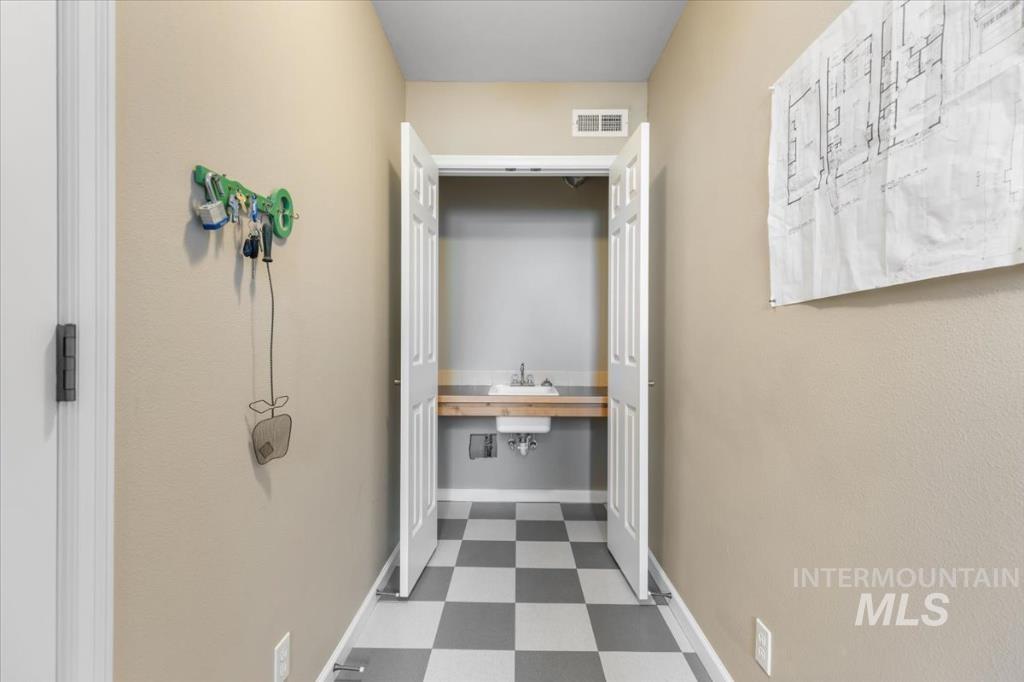 1313 W Eastman St Property Photo 25