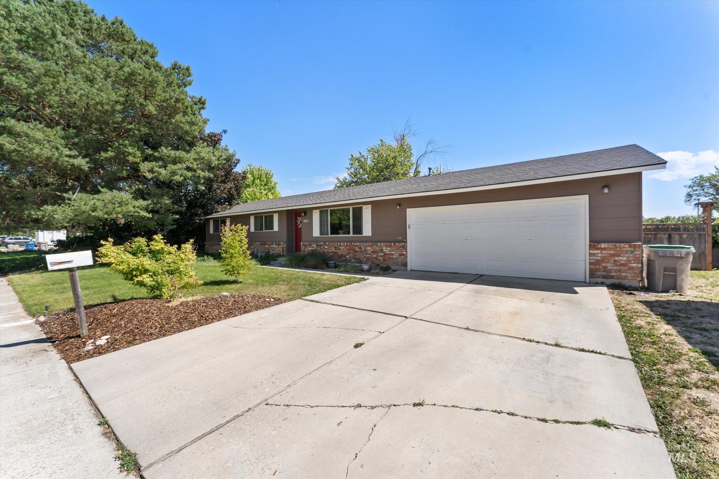 8021 W Hummel Dr, Property Photo 2