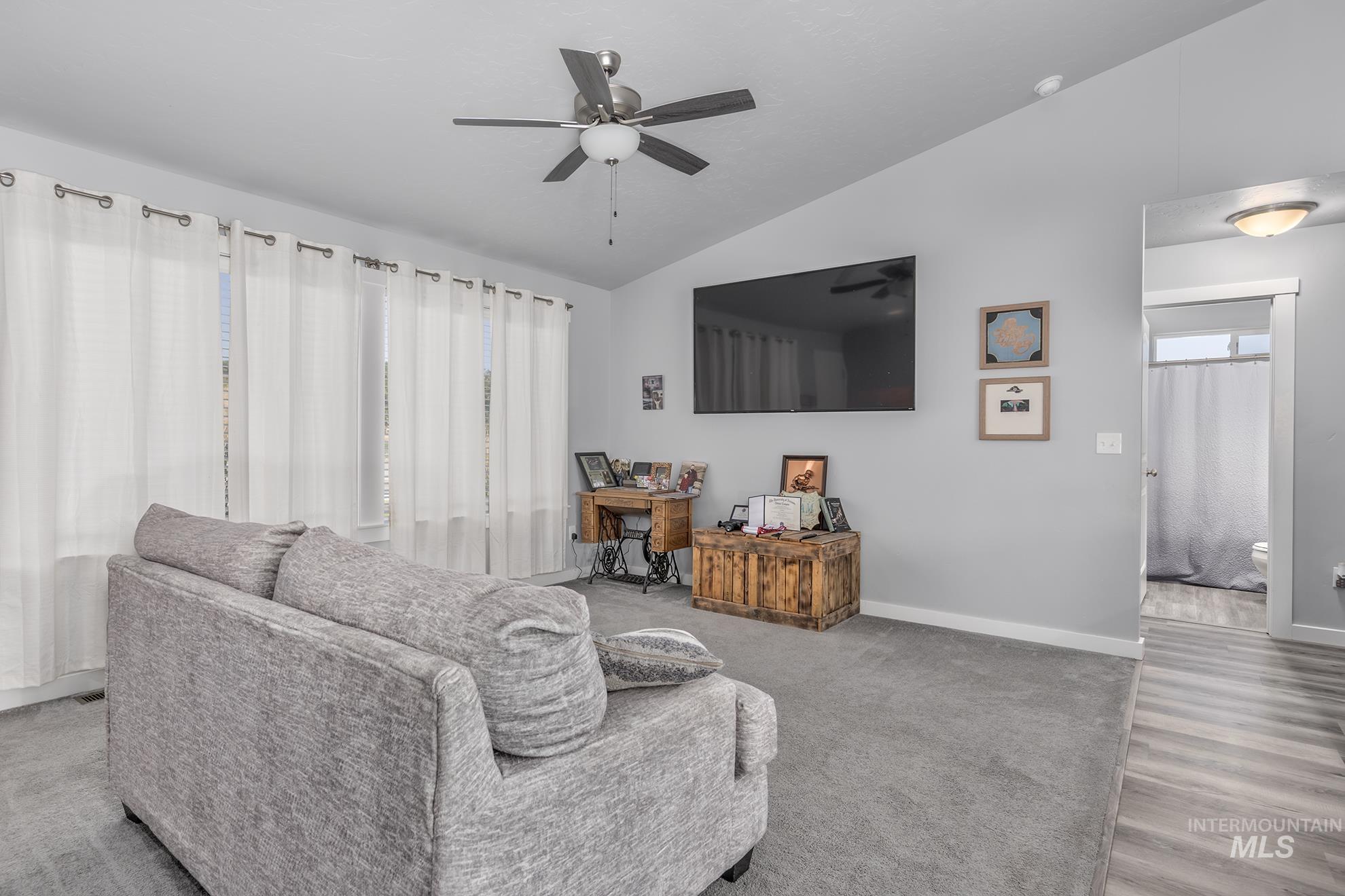 810 Grove Ln Property Photo 3