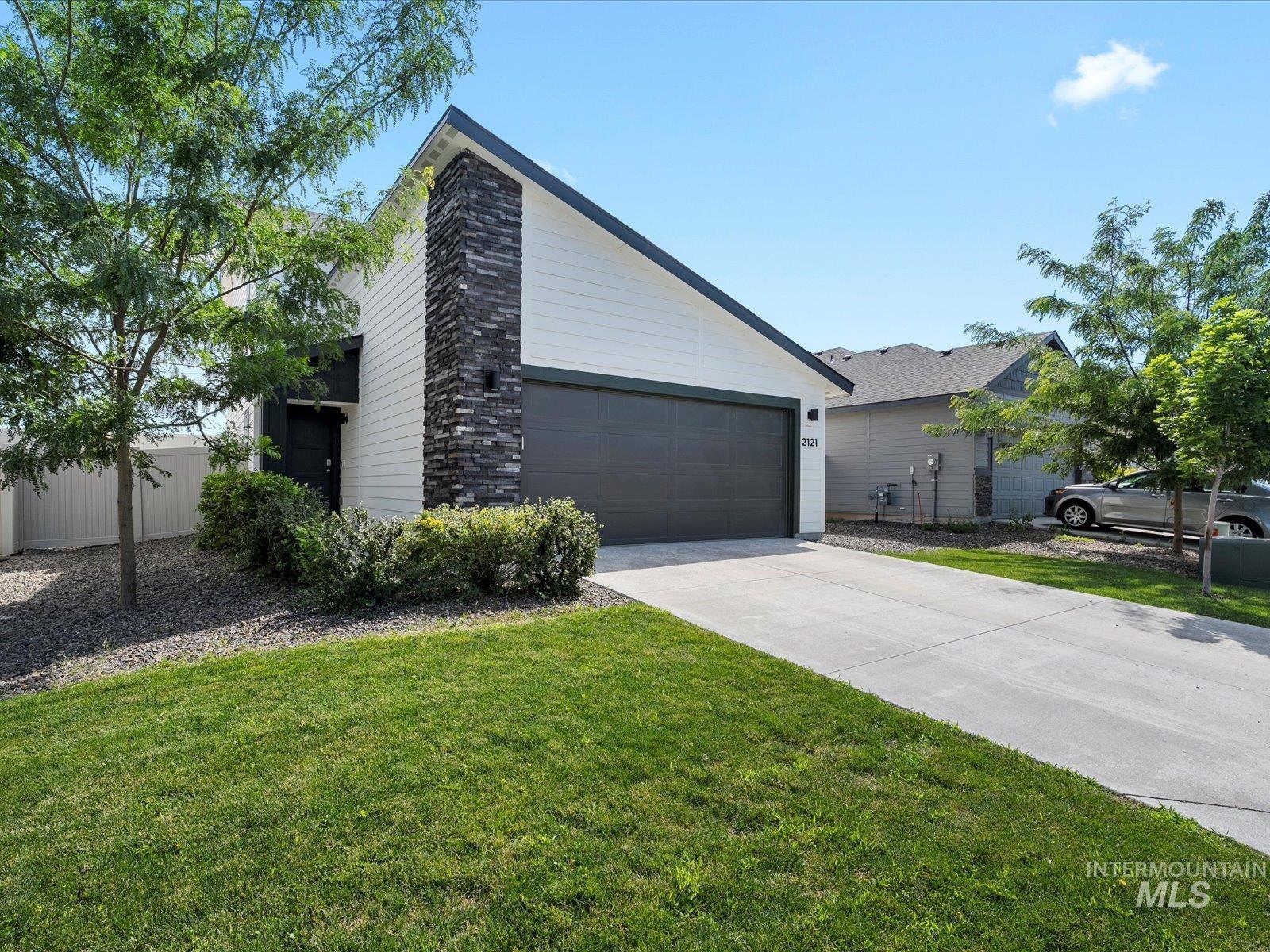 2121 W Trout Lily St Property Photo 2