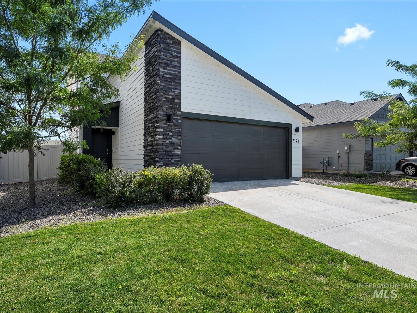 2121 W Trout Lily St Property Photo 3