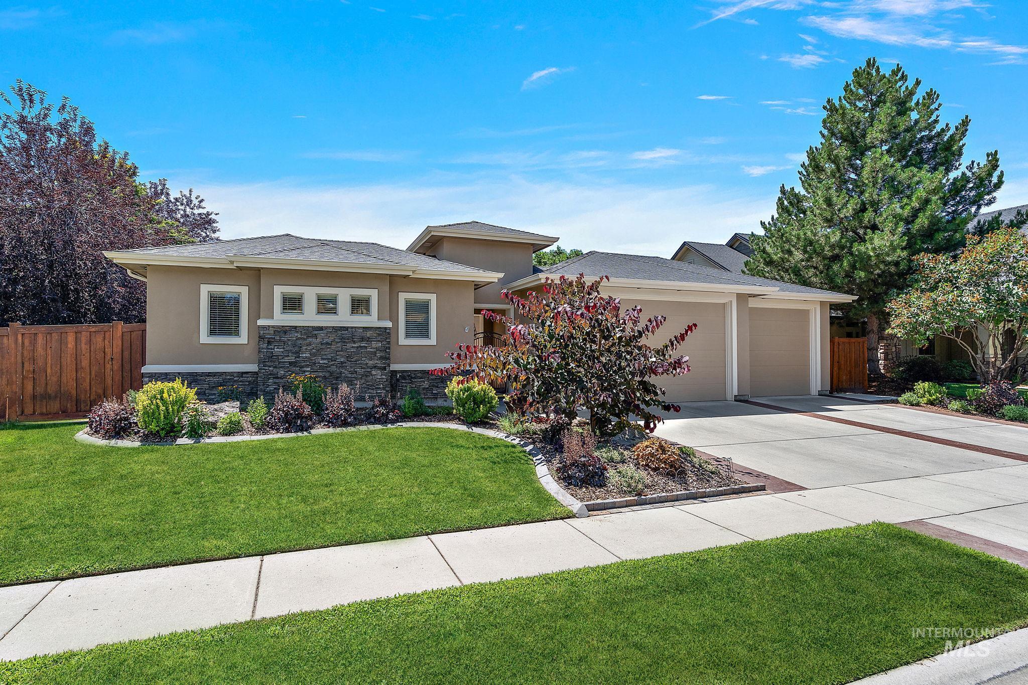 733 E San Pedro St Property Photo 2