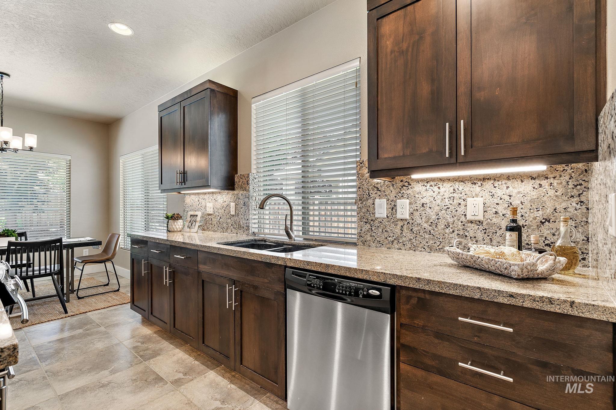 733 E San Pedro St Property Photo 11