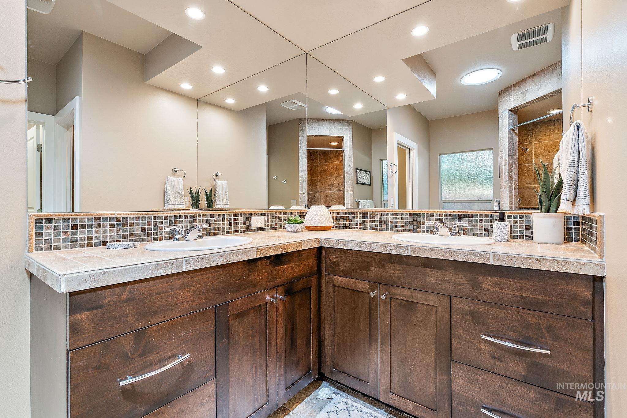 733 E San Pedro St Property Photo 24