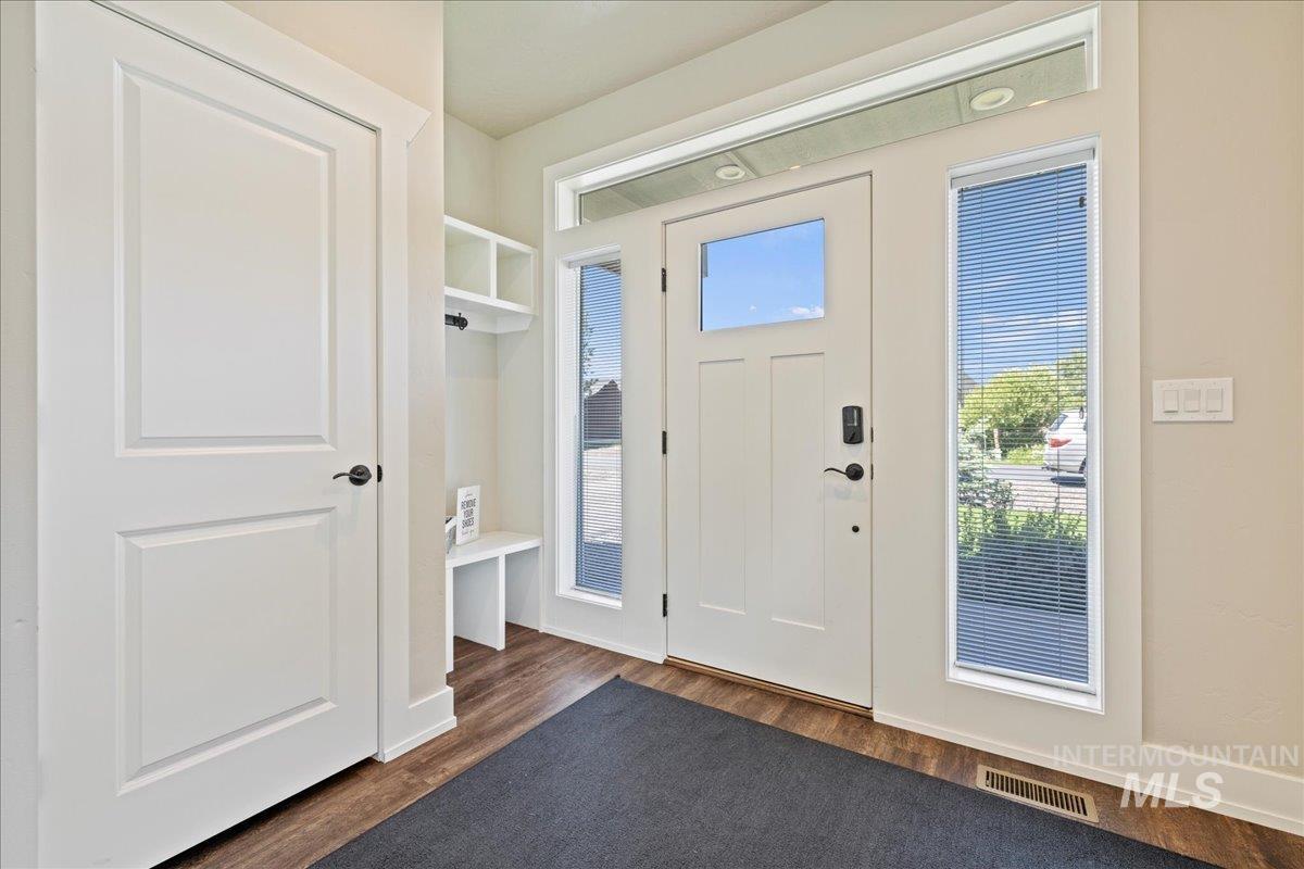 1484 Dragonfly Loop Property Photo 4