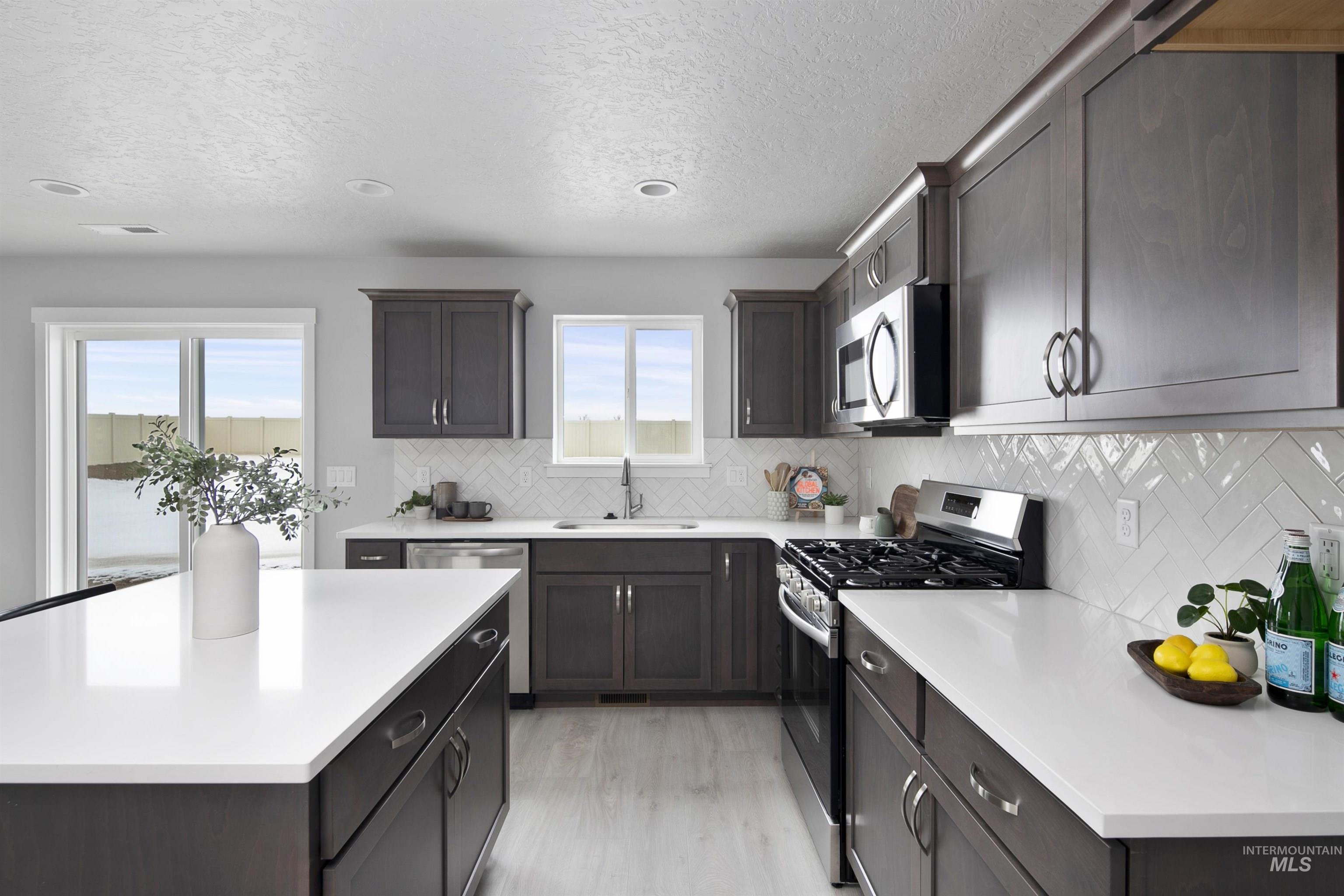 350 W Omphale St. Property Photo 4