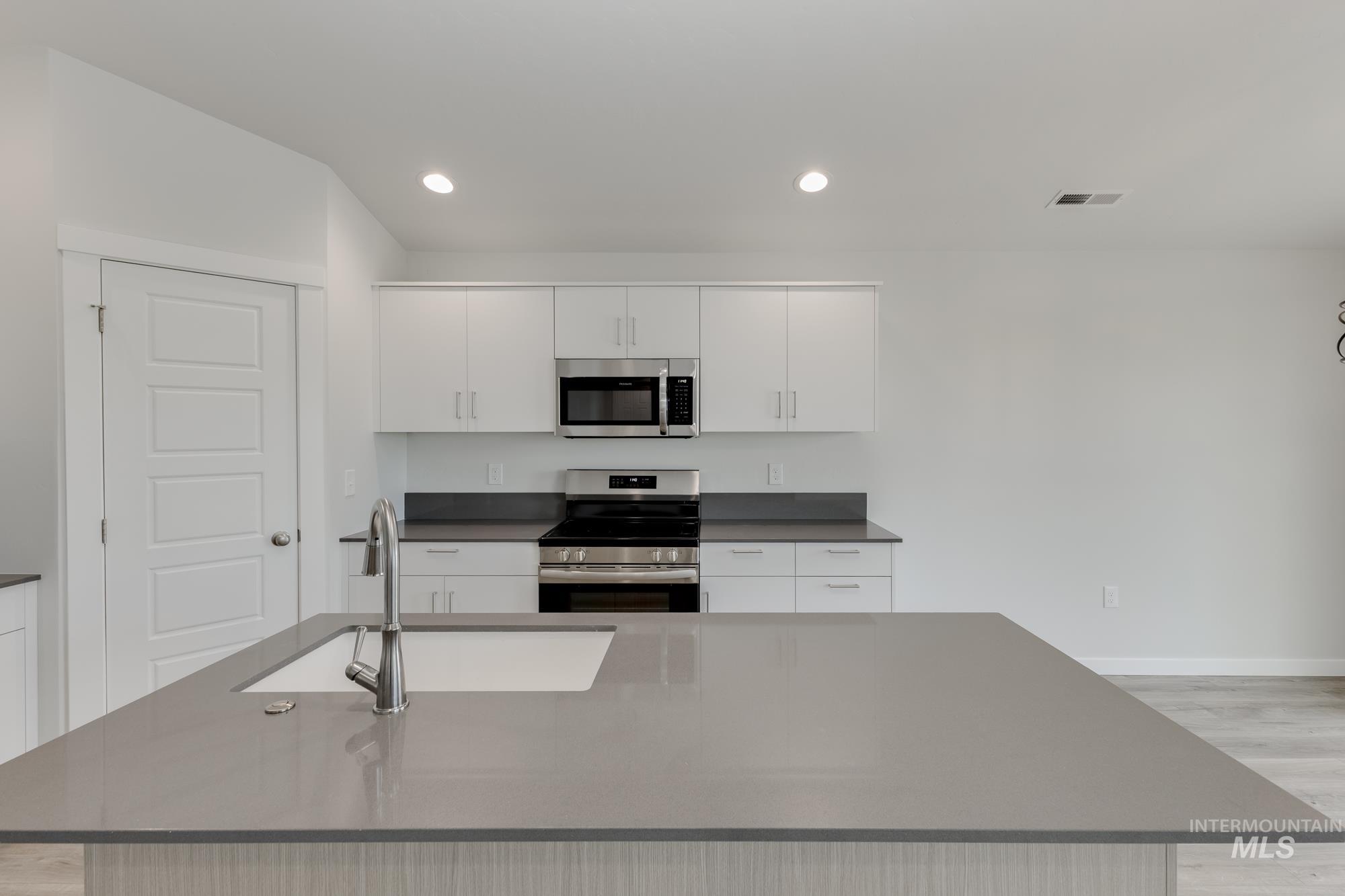 6825 S Old Farm Ave Property Photo 6