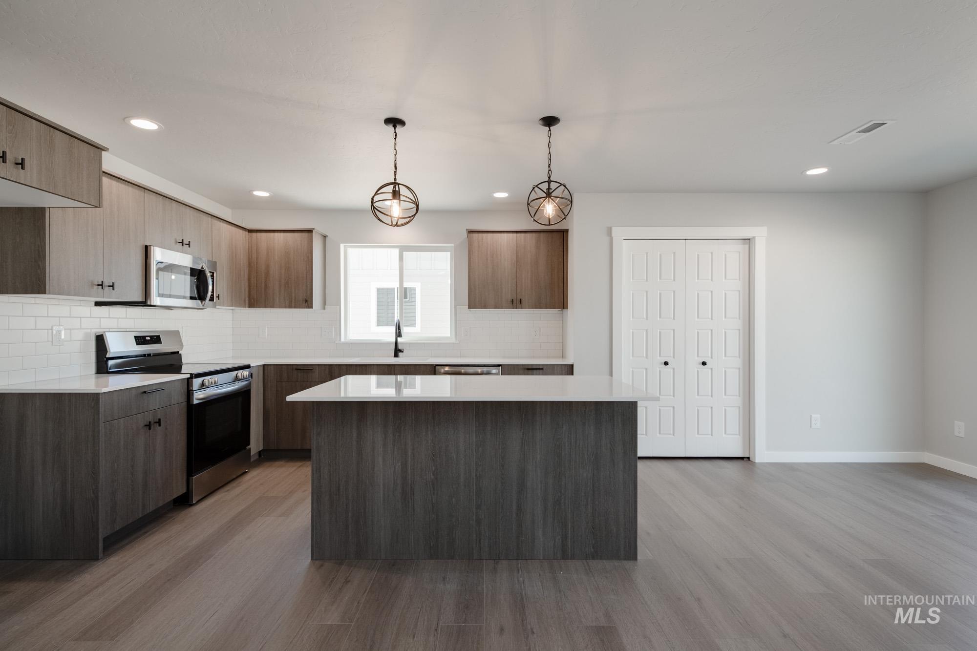 16791 Carlin Ave Property Photo 4