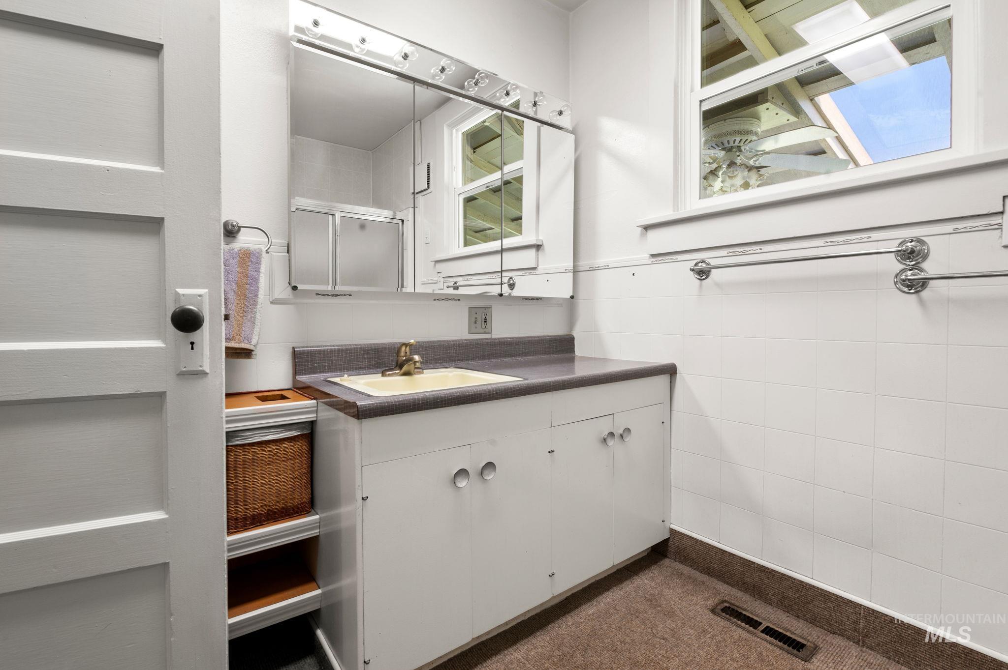 523 Burrell Avenue Property Photo 17